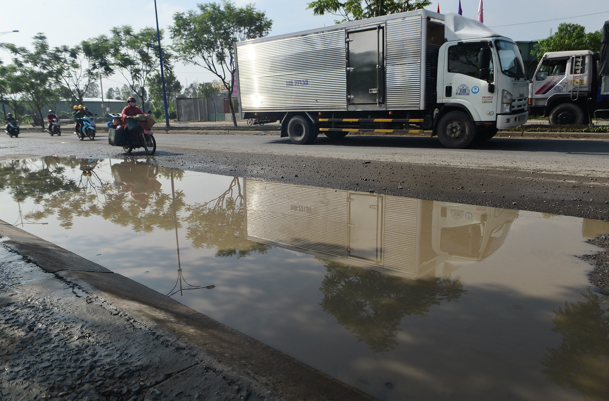 Can canh tuyen duong hong do khong co xe luu thong anh 7