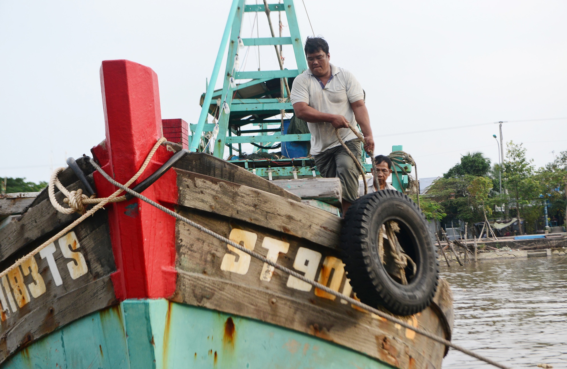 Ngu dan mien Tay chang neo tau ca tranh bao so 16 - Tembin hinh anh