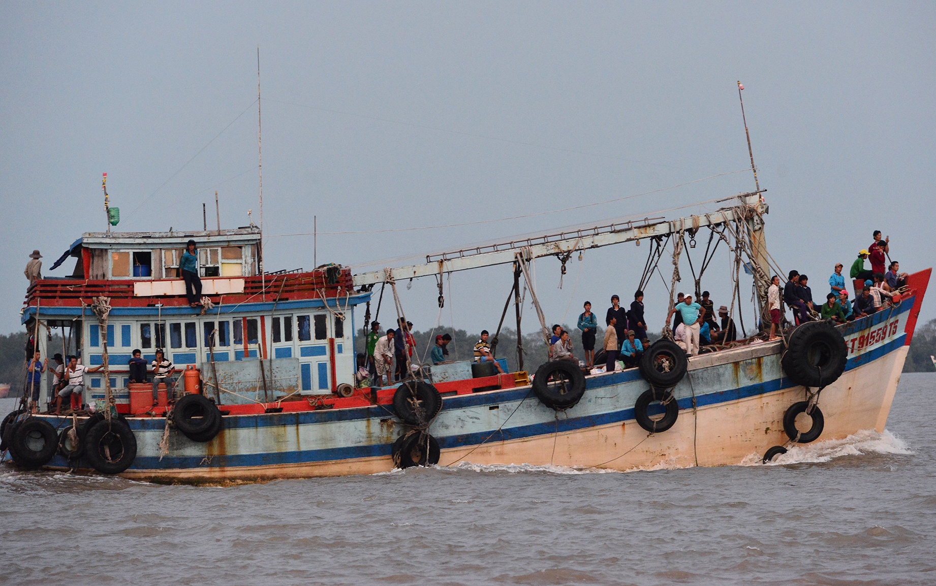 Tau thuyen tap nap vao cang ca mien Tay tranh bao so 16 - Tembin hinh anh