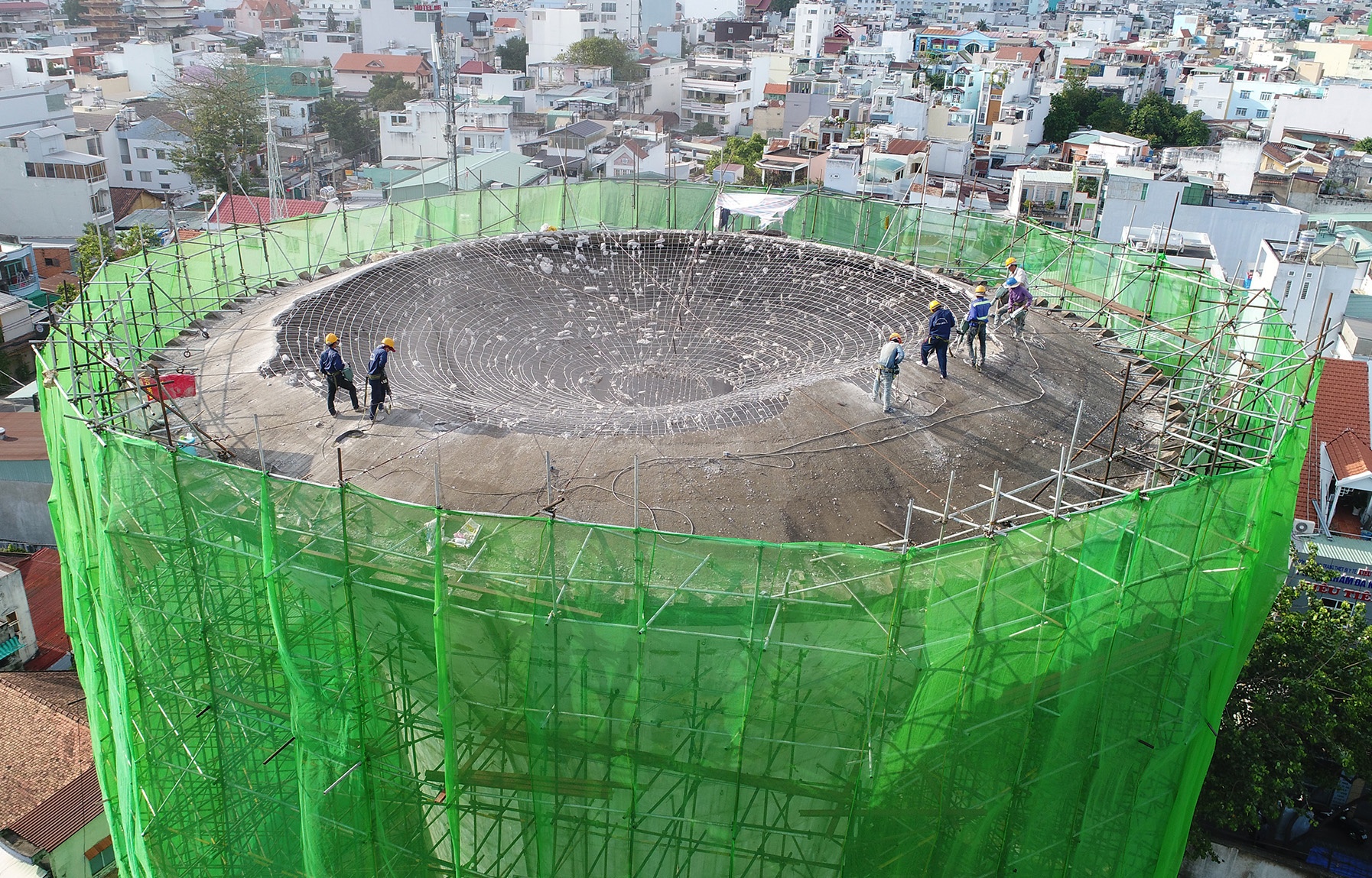 Ben trong thuy dai khong lo dang thao do o Sai Gon hinh anh