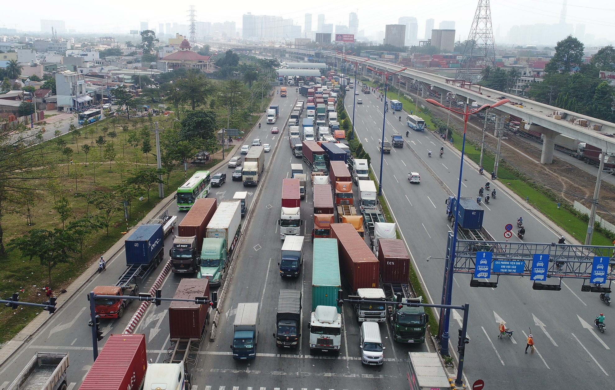 Xe co dac kin tren Xa lo Ha Noi vao ngay cuoi nam anh 4