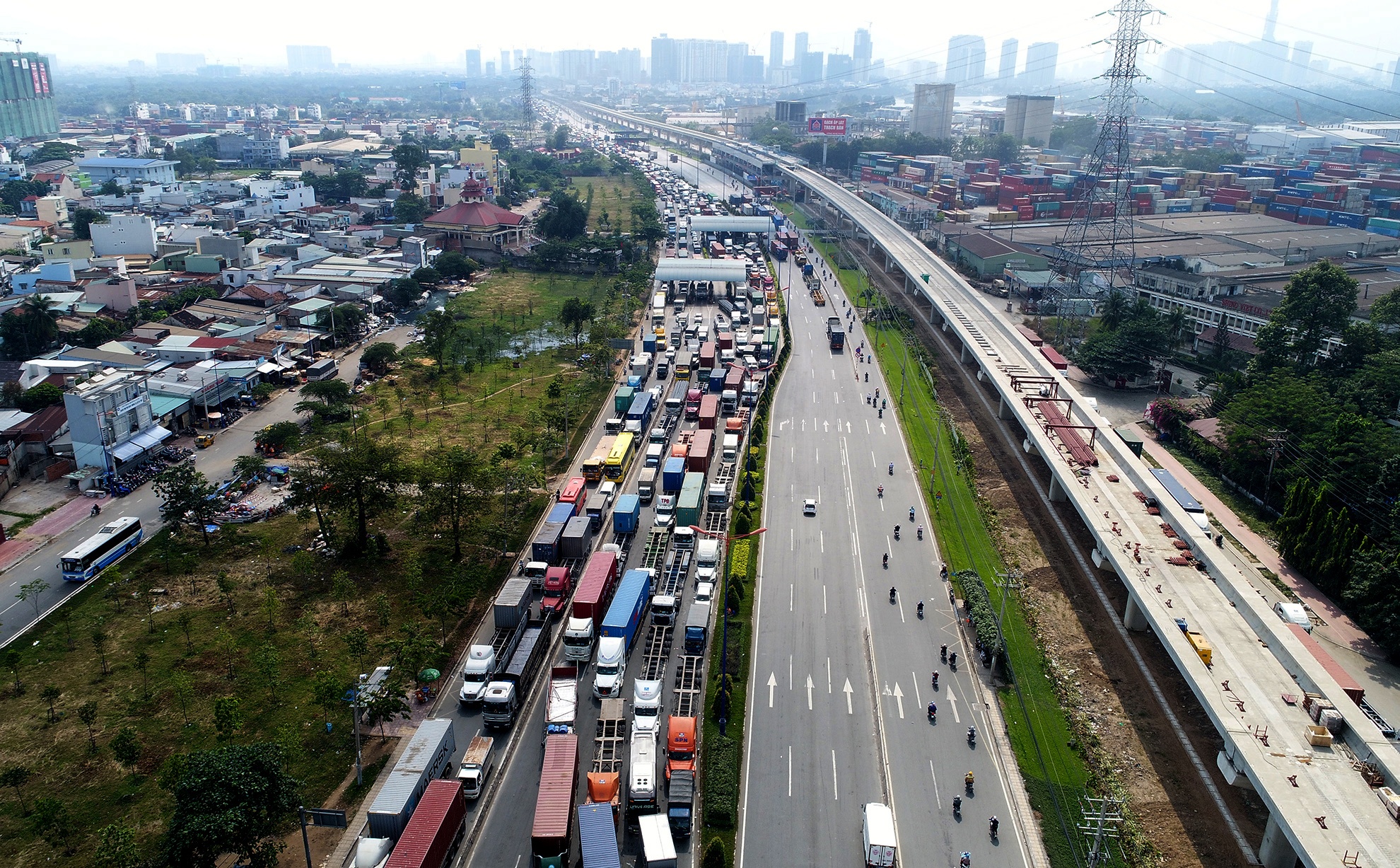 Xe co dac kin tren Xa lo Ha Noi vao ngay cuoi nam anh 3