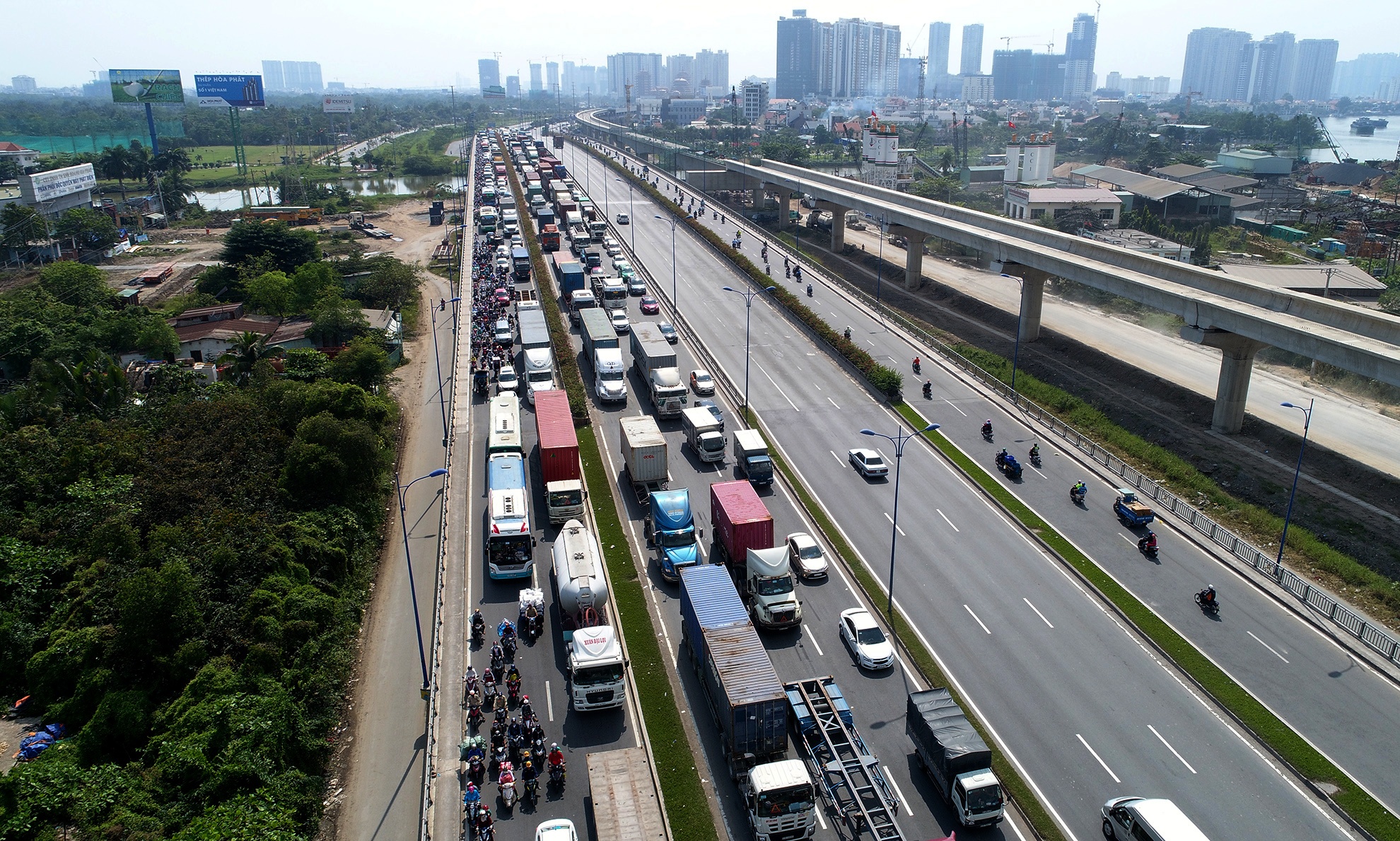 Xe co dac kin tren Xa lo Ha Noi vao ngay cuoi nam anh 6