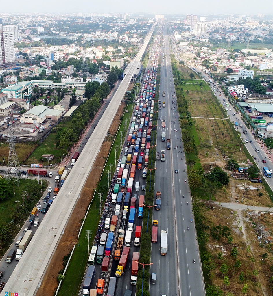 Xe co dac kin tren Xa lo Ha Noi vao ngay cuoi nam anh 7