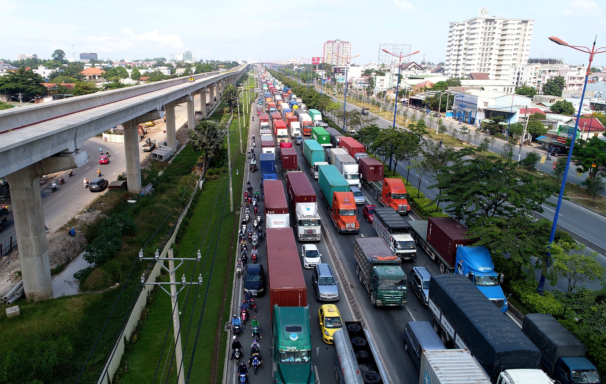 Xe co dac kin tren Xa lo Ha Noi vao ngay cuoi nam anh 8