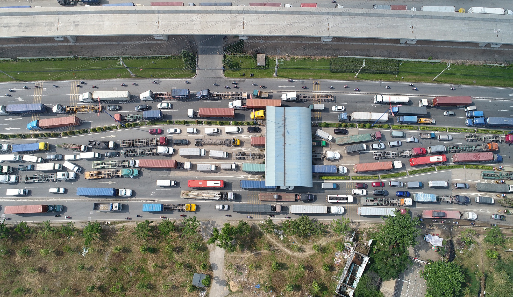 Xe co dac kin tren xa lo Ha Noi ngay cuoi nam hinh anh