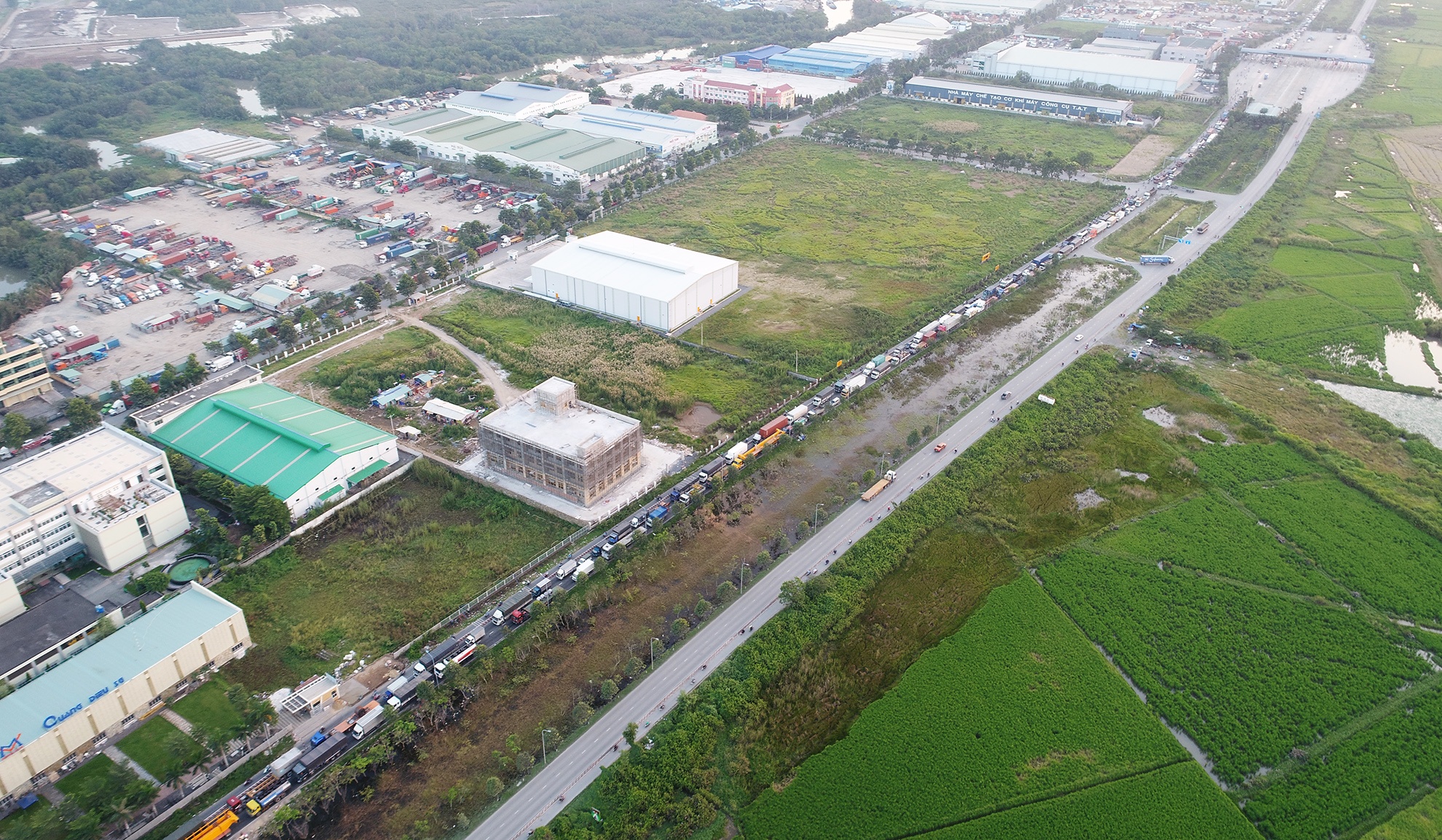 Toa canh giao thong vao cang Cat Lai anh 21