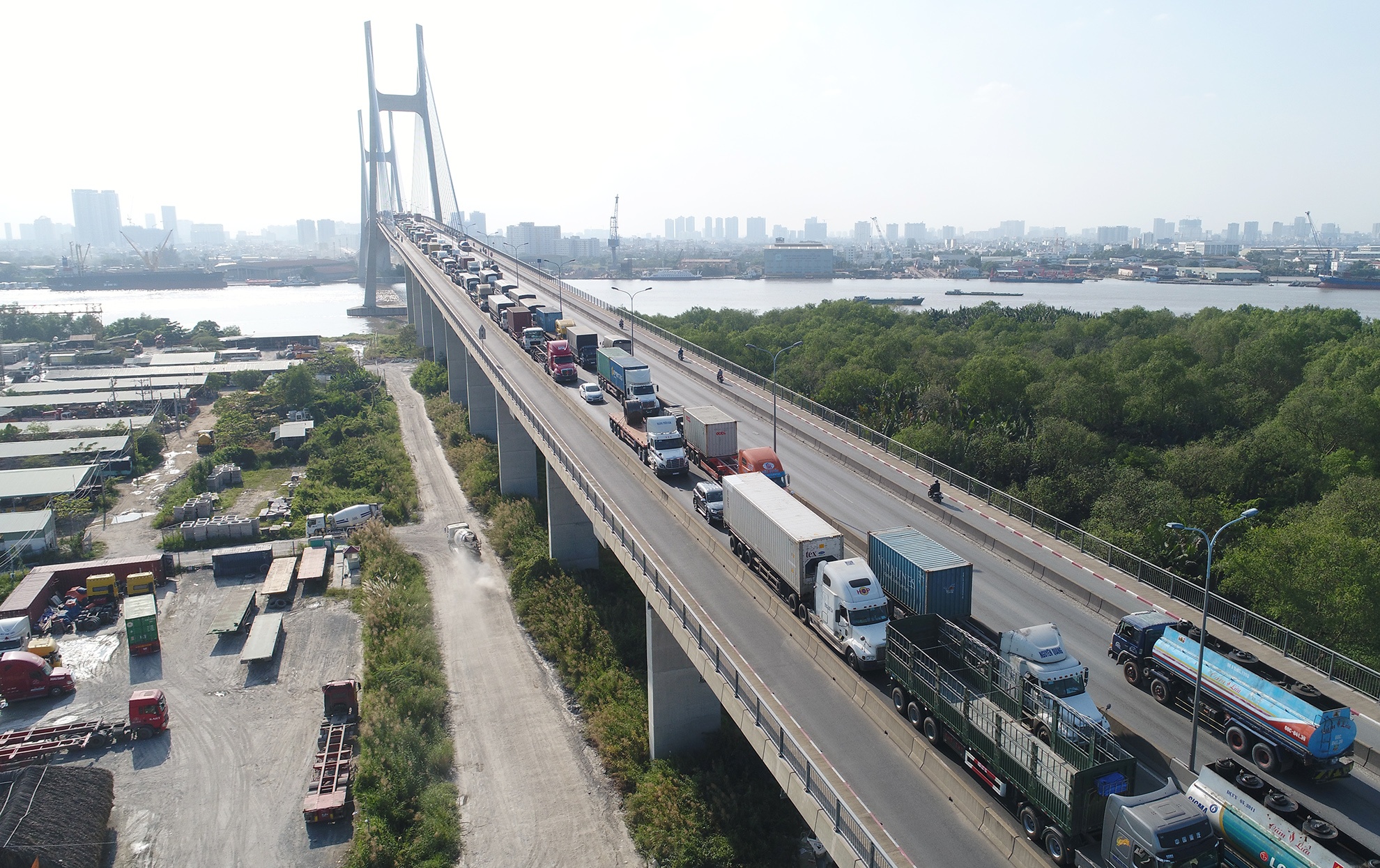 Toa canh giao thong vao cang Cat Lai anh 2