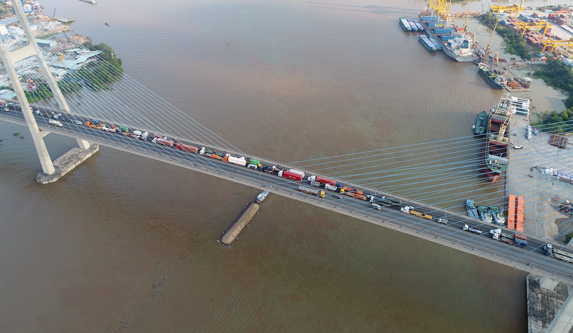 Toa canh giao thong vao cang Cat Lai anh 24