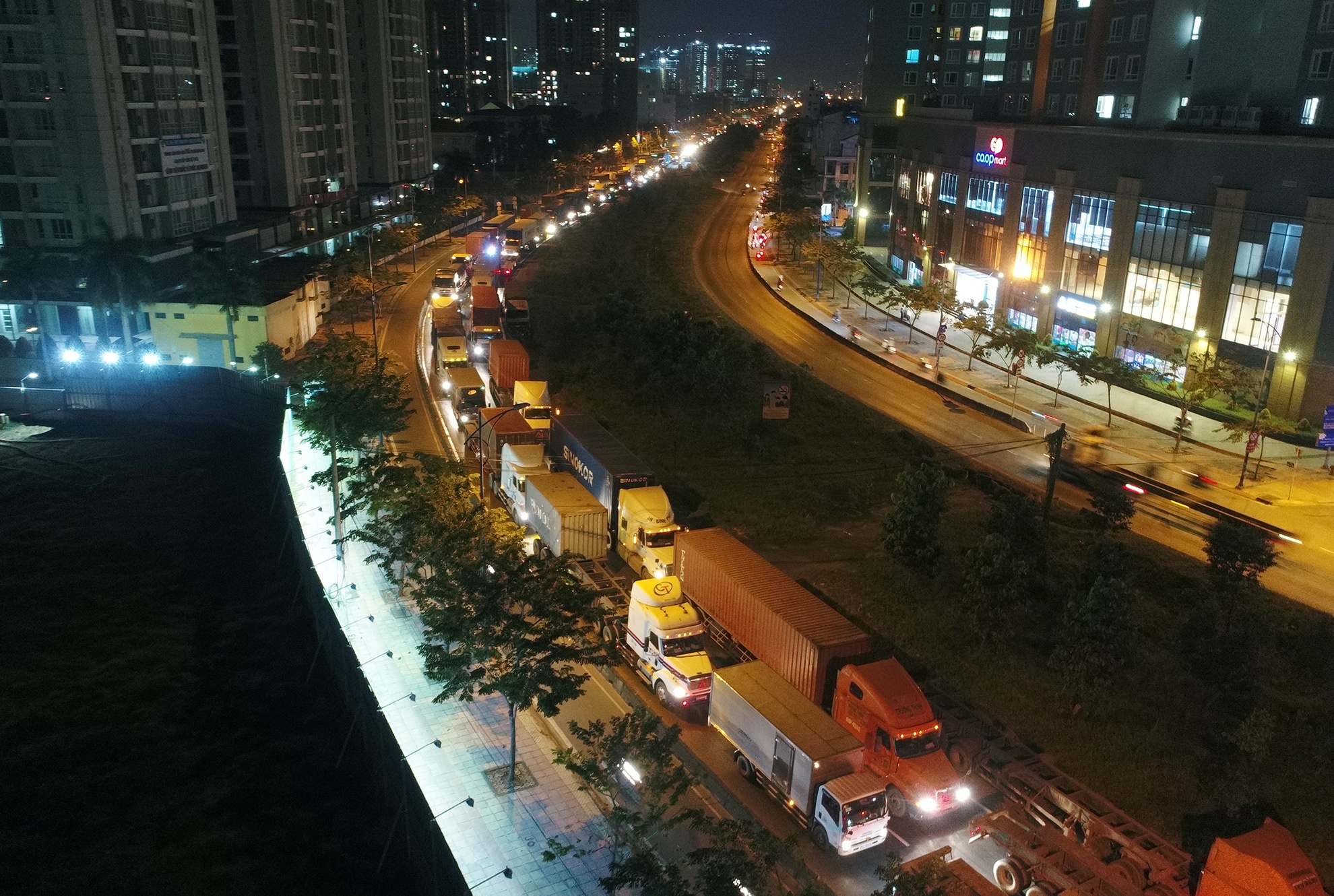 Toa canh giao thong vao cang Cat Lai anh 35