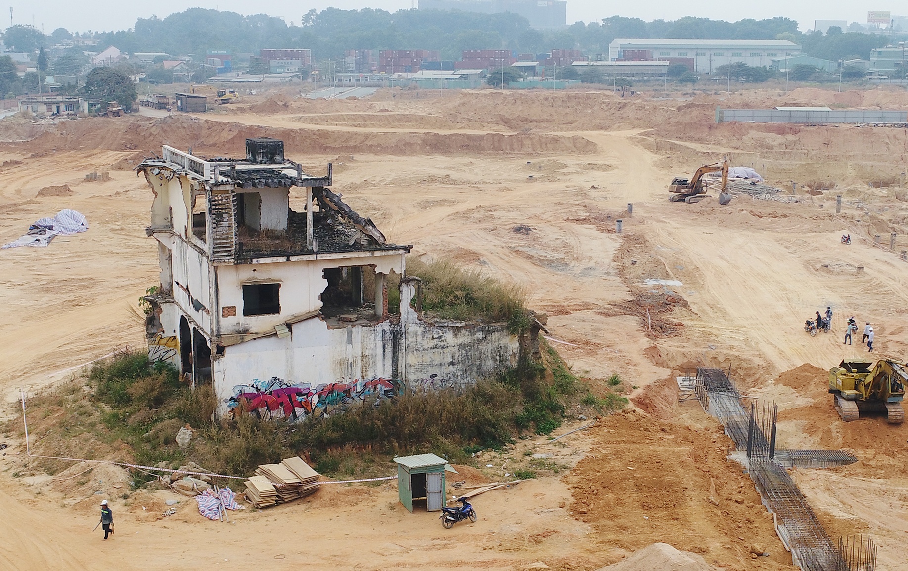 Hai can nha 'co thu' giua du an Ben xe Mien Dong moi hinh anh