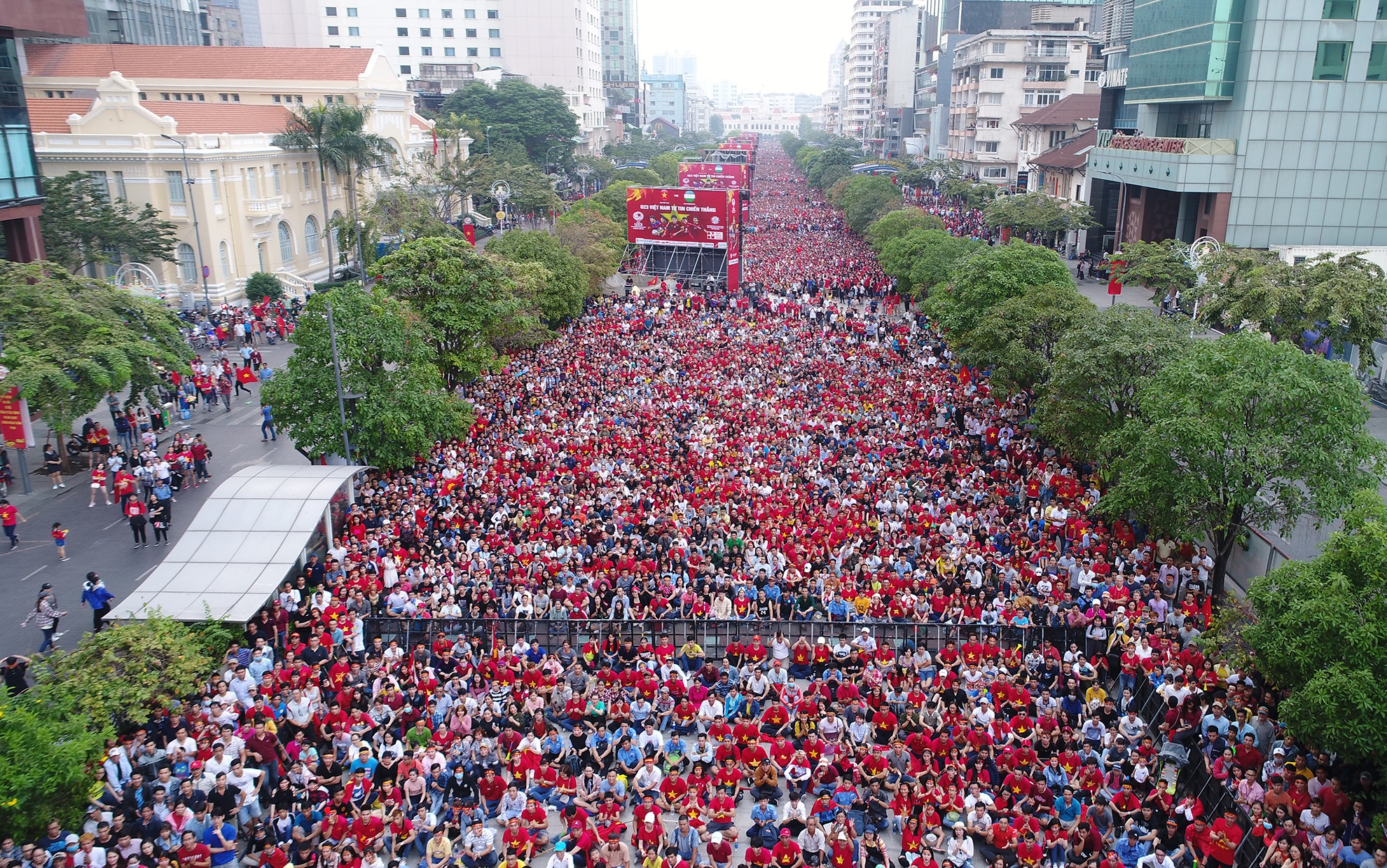 Flycam canh nguoi ham mo 'nhuom do' pho di bo Nguyen Hue hinh anh