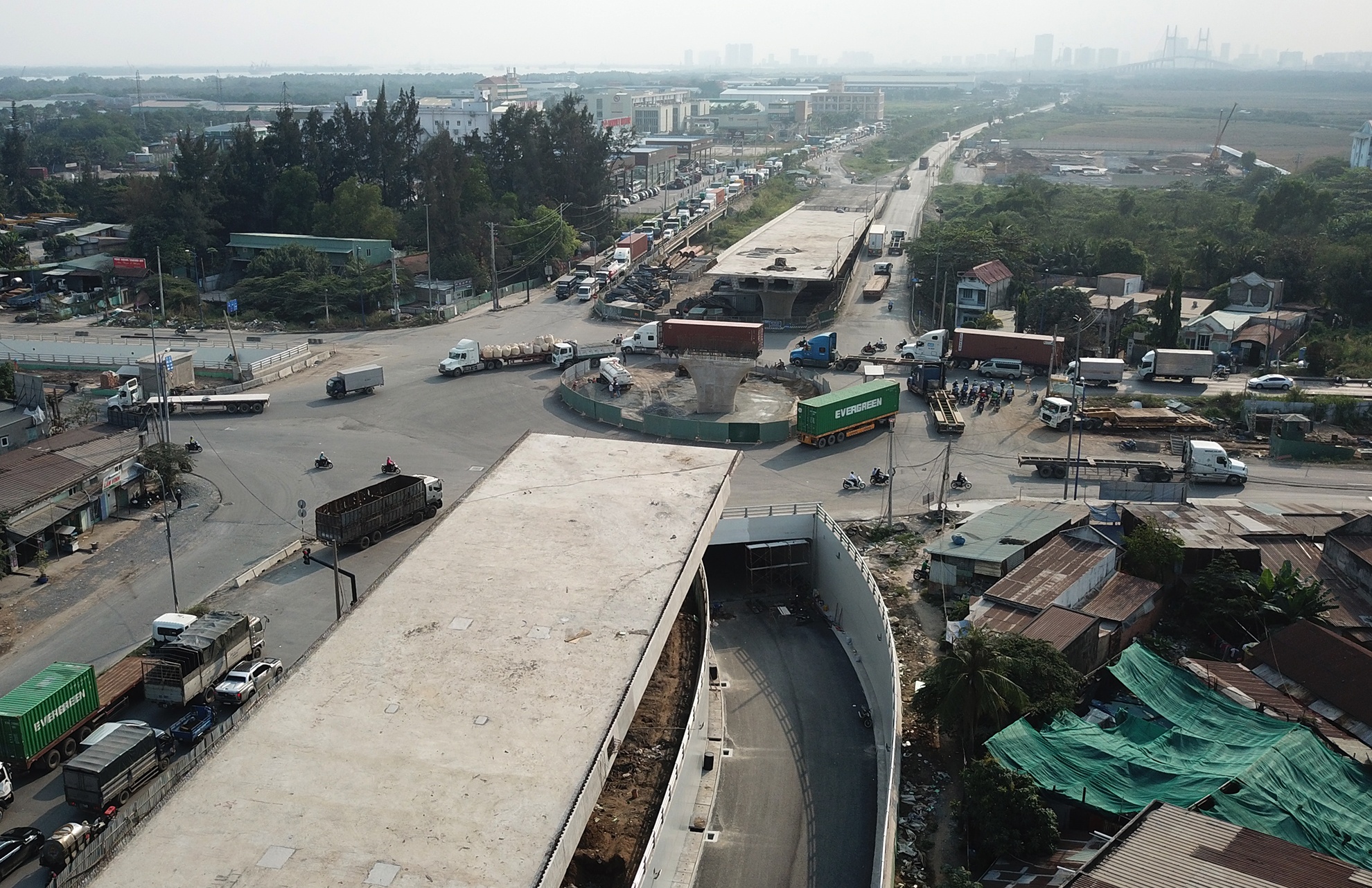 Thong xe ham chui doan duong 8 km di mat 6 tieng o Sai Gon hinh anh