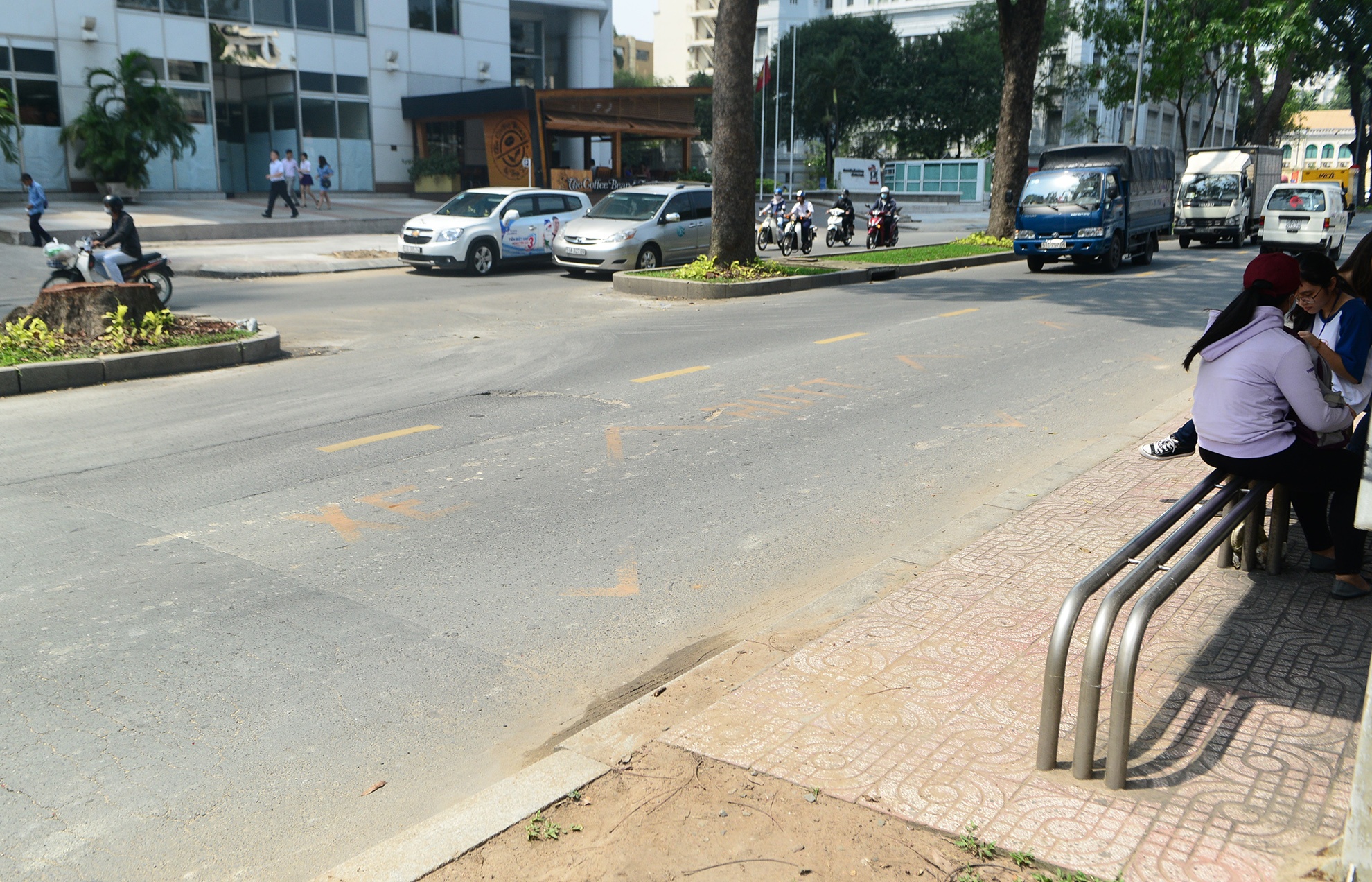 hang cay duong Ton Duc Thang truoc va sau khi don anh 24