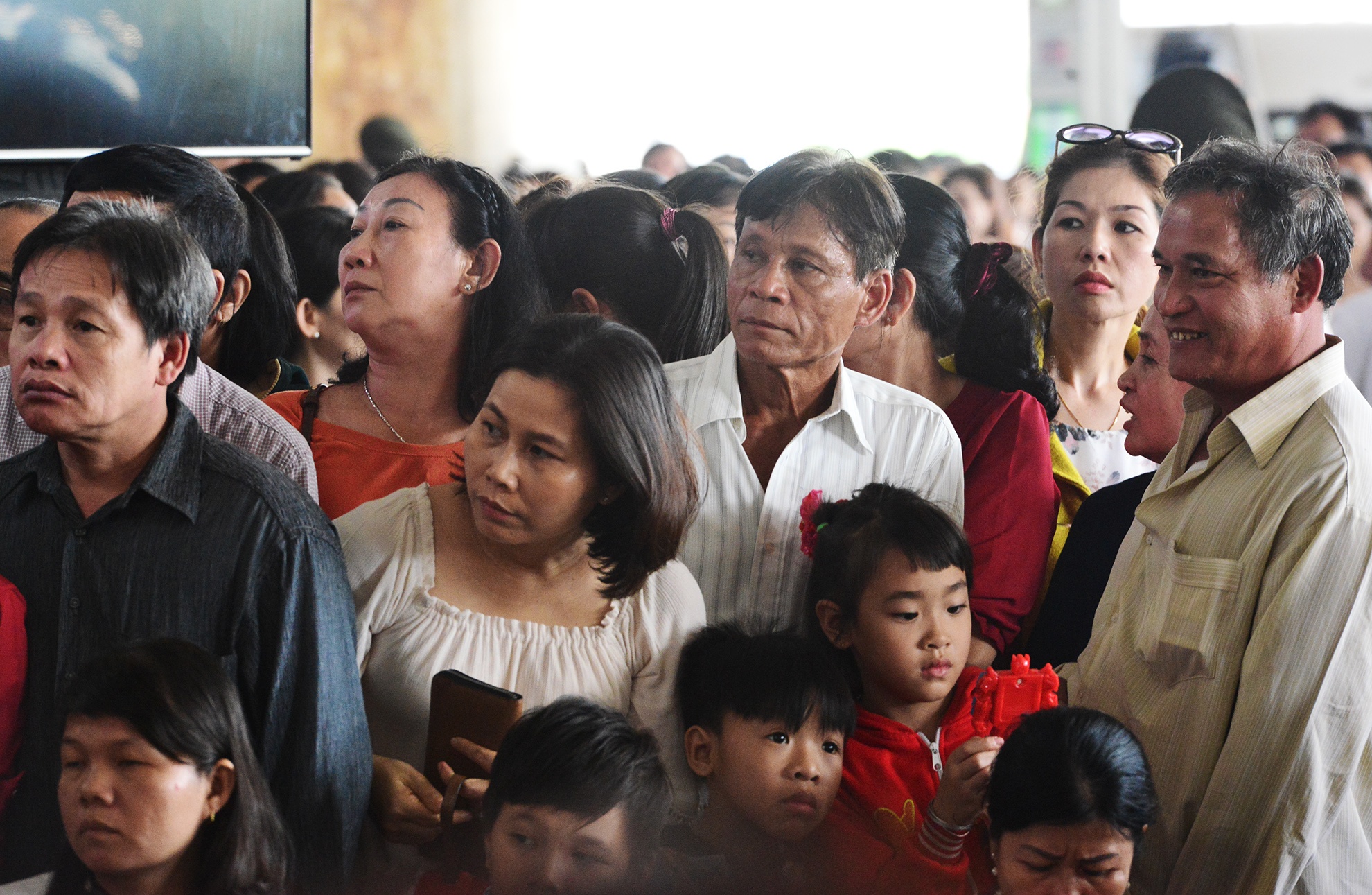 Hang nghin nguoi cho don nguoi than ve an Tet o san bay Tan Son Nhat hinh anh