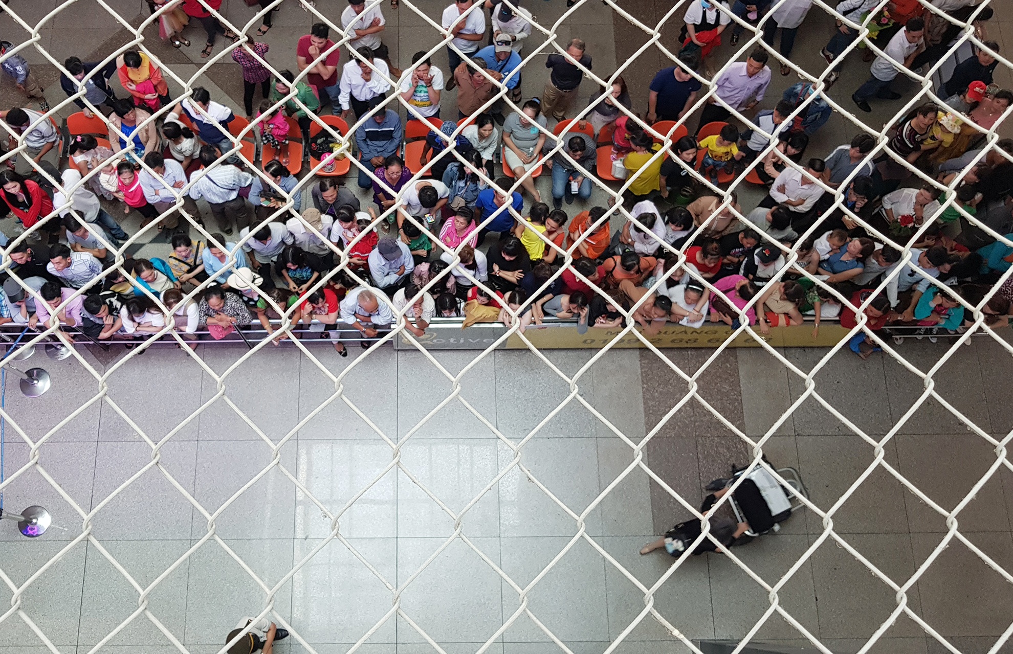 cho don Viet kieu ve an Tet o san bay Tan Son Nhat anh 9