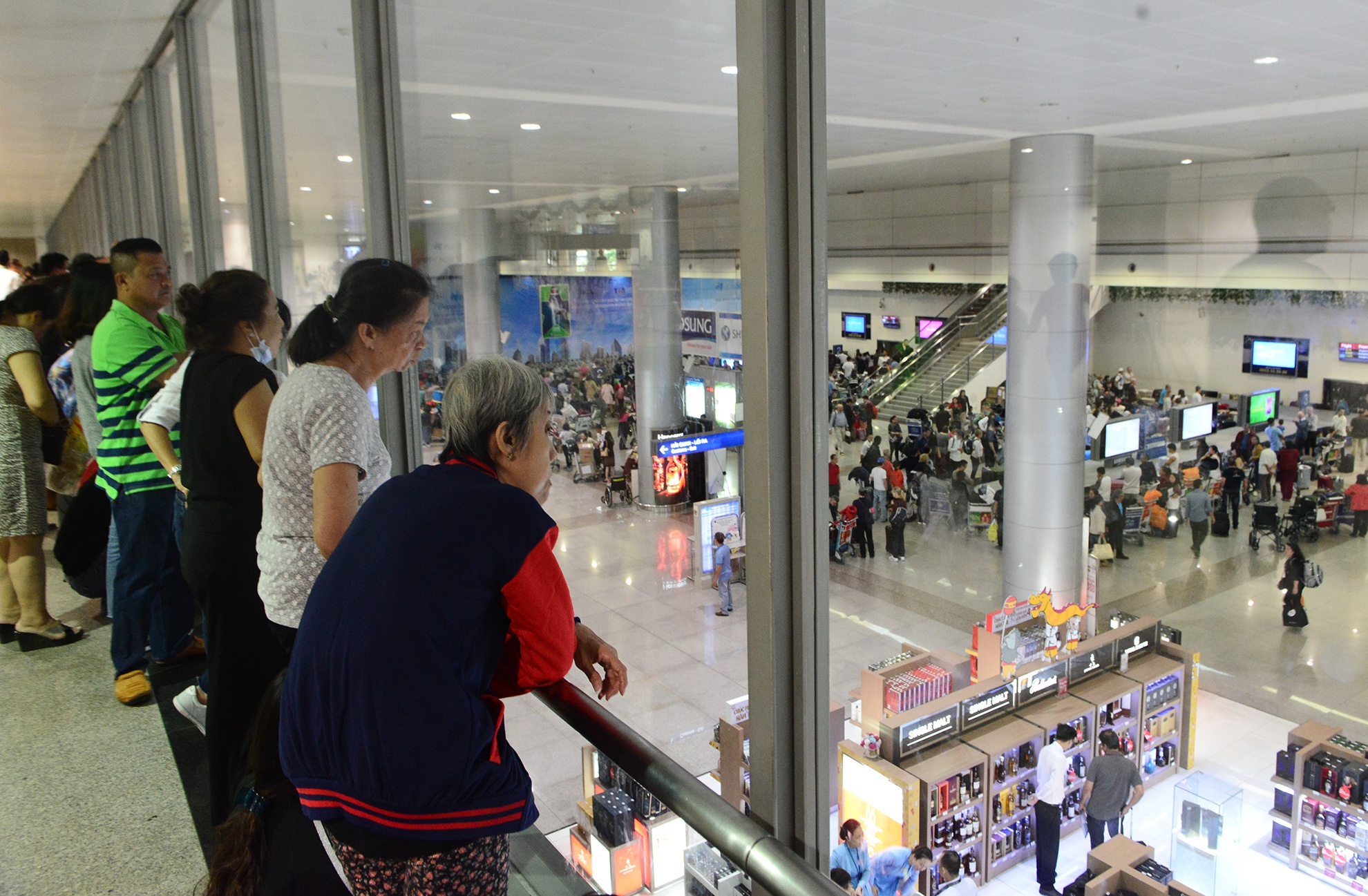 cho don Viet kieu ve an Tet o san bay Tan Son Nhat anh 10