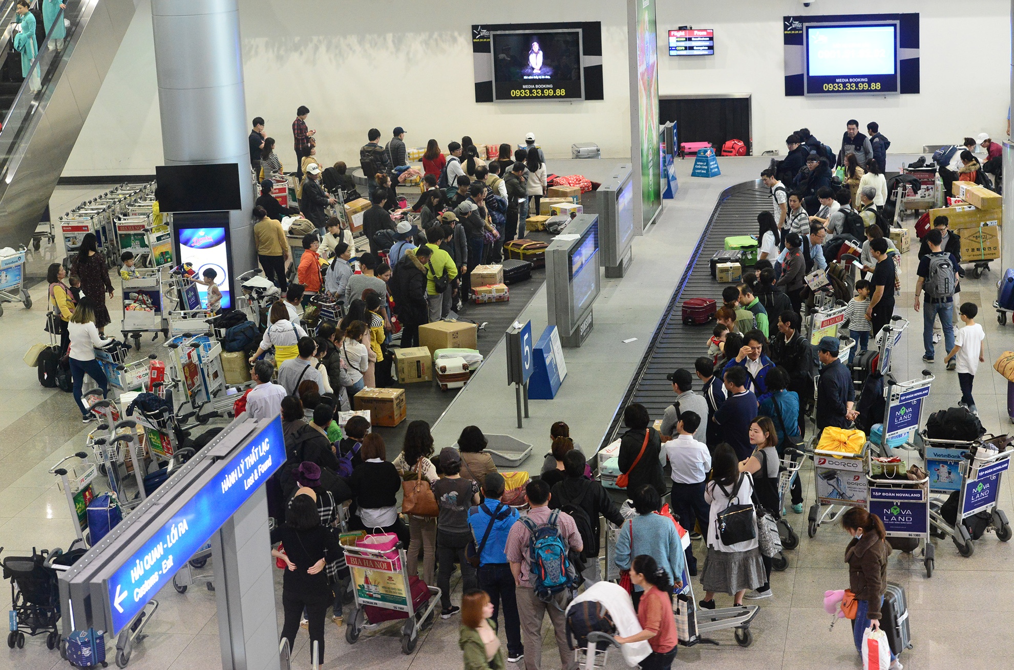 cho don Viet kieu ve an Tet o san bay Tan Son Nhat anh 11