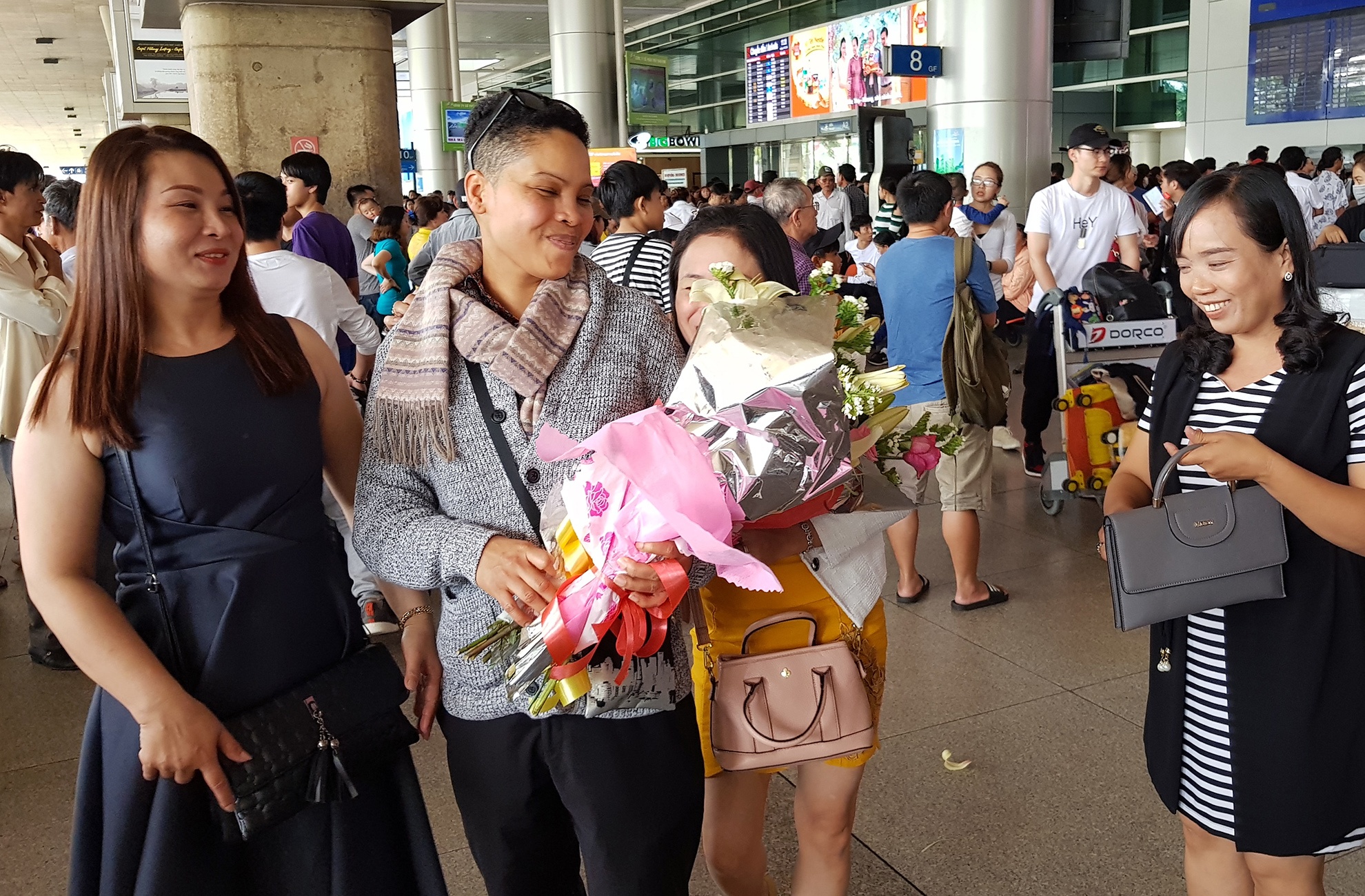 cho don Viet kieu ve an Tet o san bay Tan Son Nhat anh 12