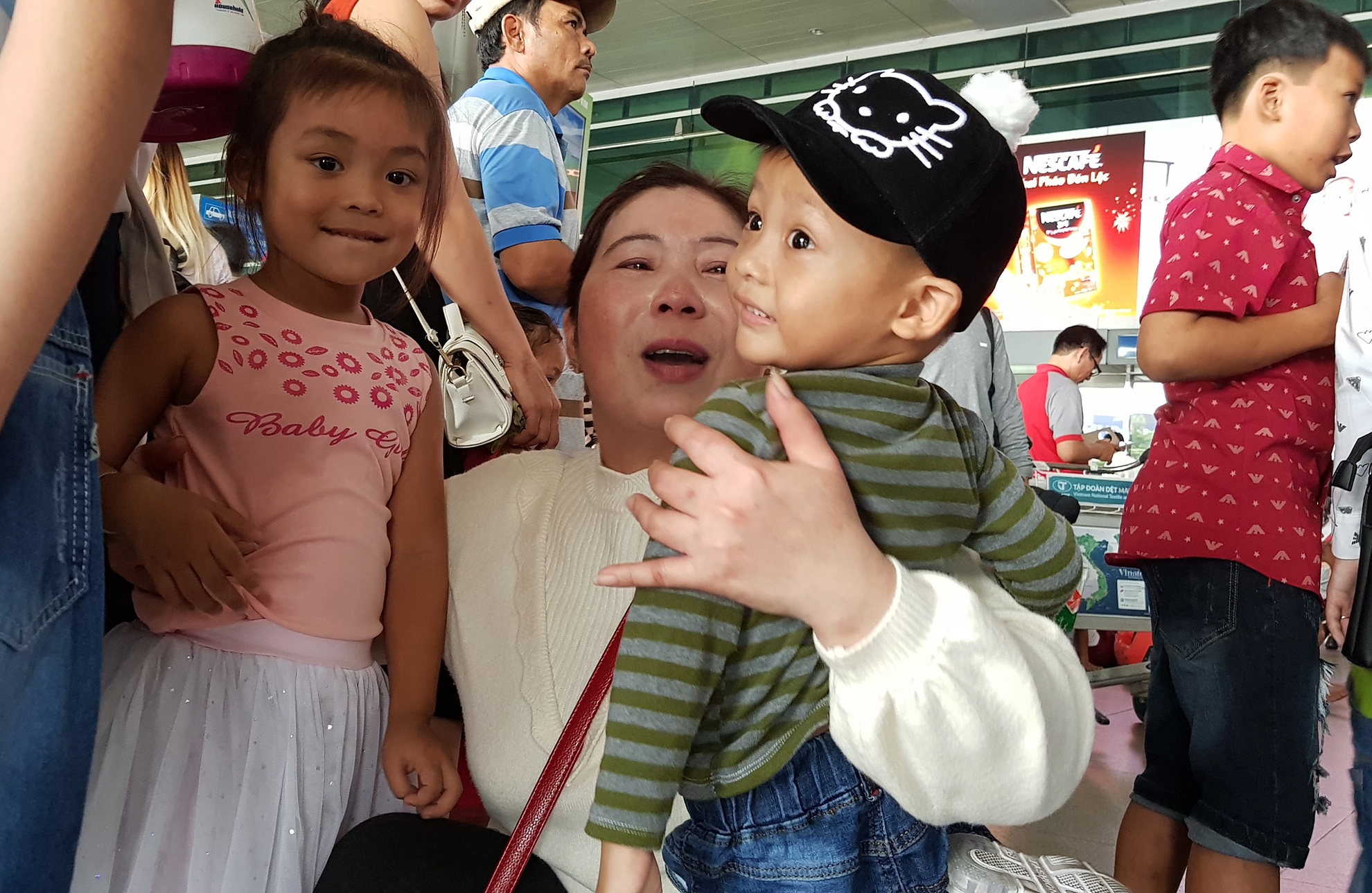 cho don Viet kieu ve an Tet o san bay Tan Son Nhat anh 13