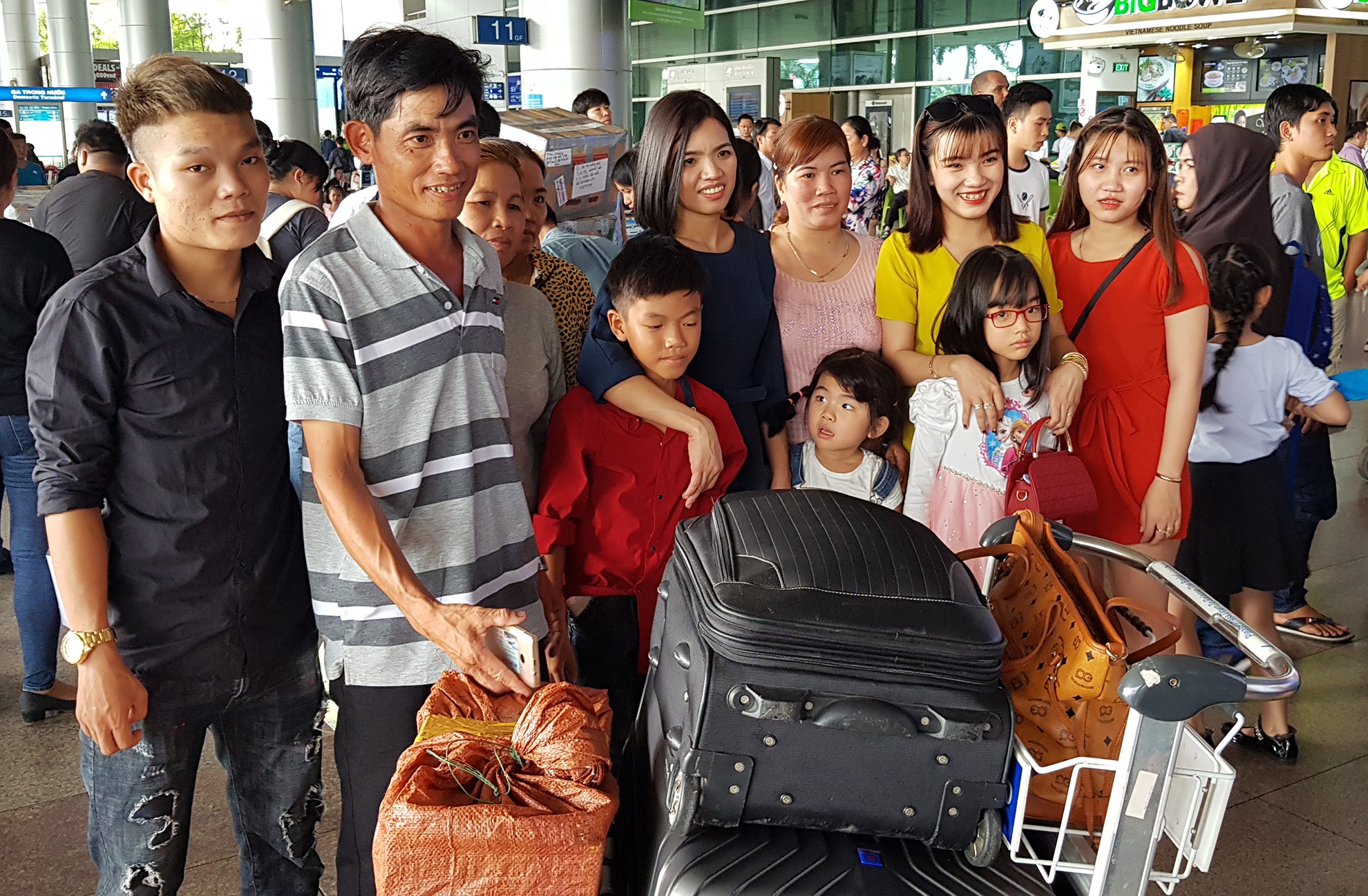 cho don Viet kieu ve an Tet o san bay Tan Son Nhat anh 14