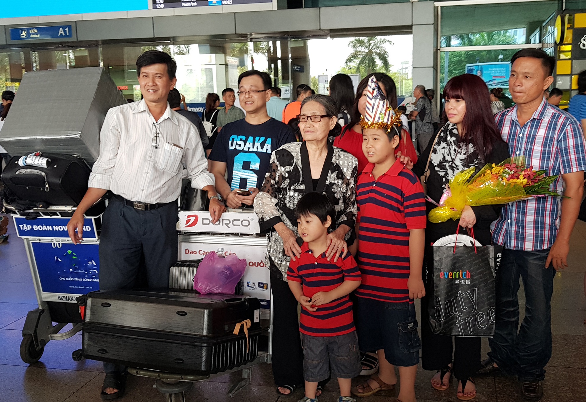 cho don Viet kieu ve an Tet o san bay Tan Son Nhat anh 15