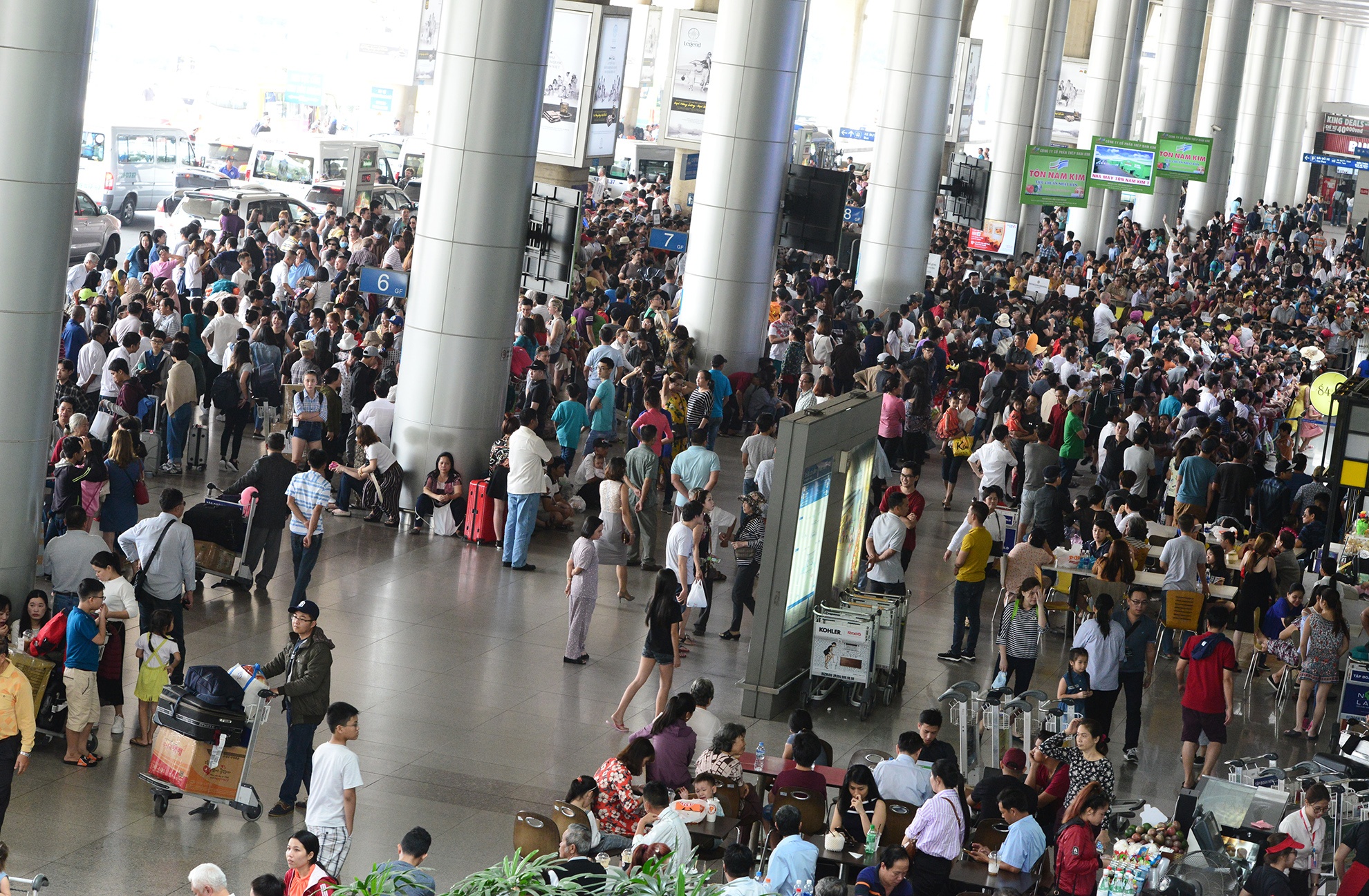 cho don Viet kieu ve an Tet o san bay Tan Son Nhat anh 1