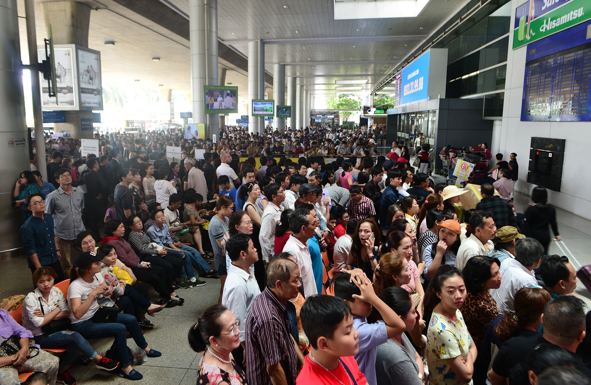 cho don Viet kieu ve an Tet o san bay Tan Son Nhat anh 2