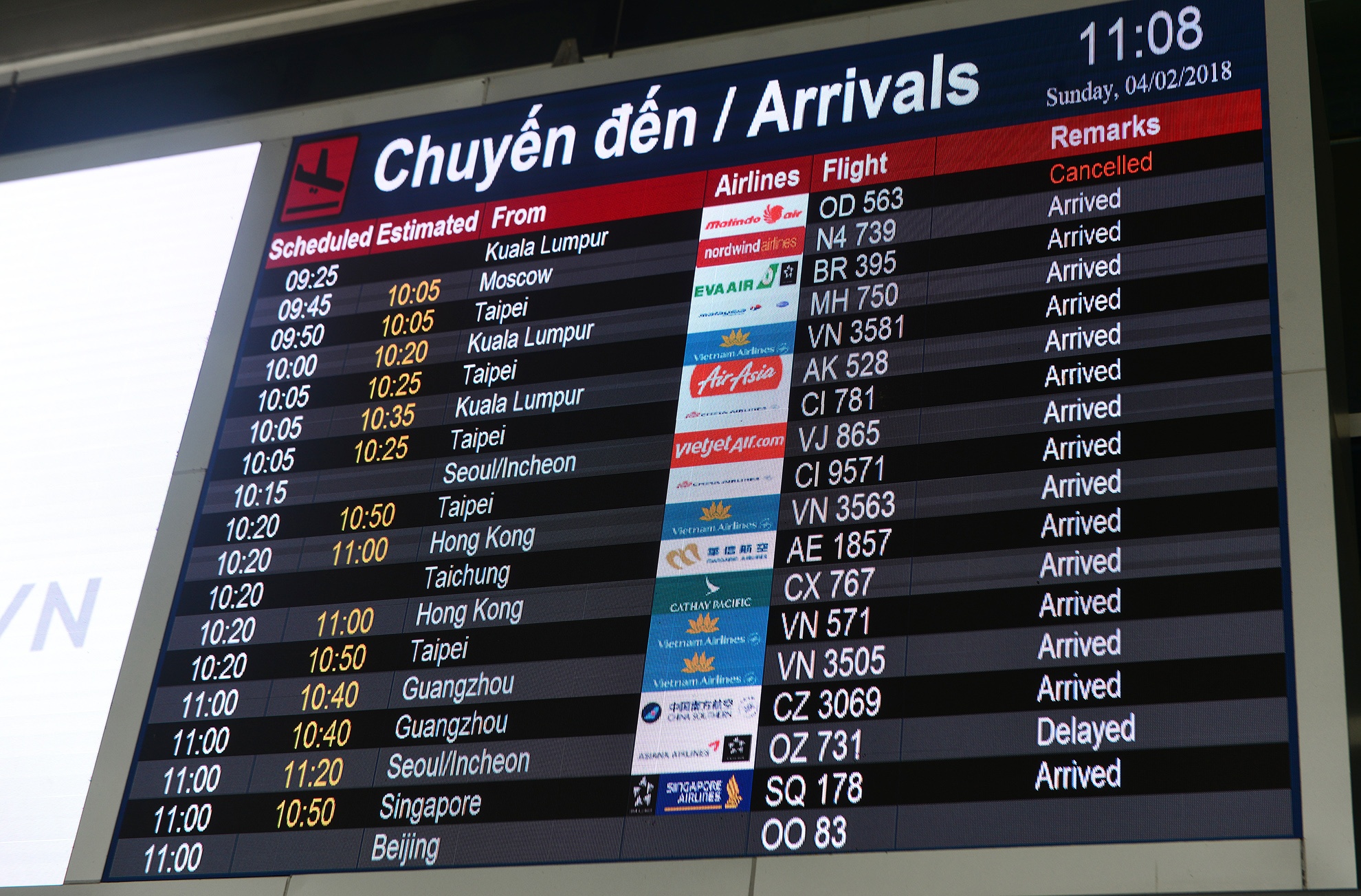 cho don Viet kieu ve an Tet o san bay Tan Son Nhat anh 3