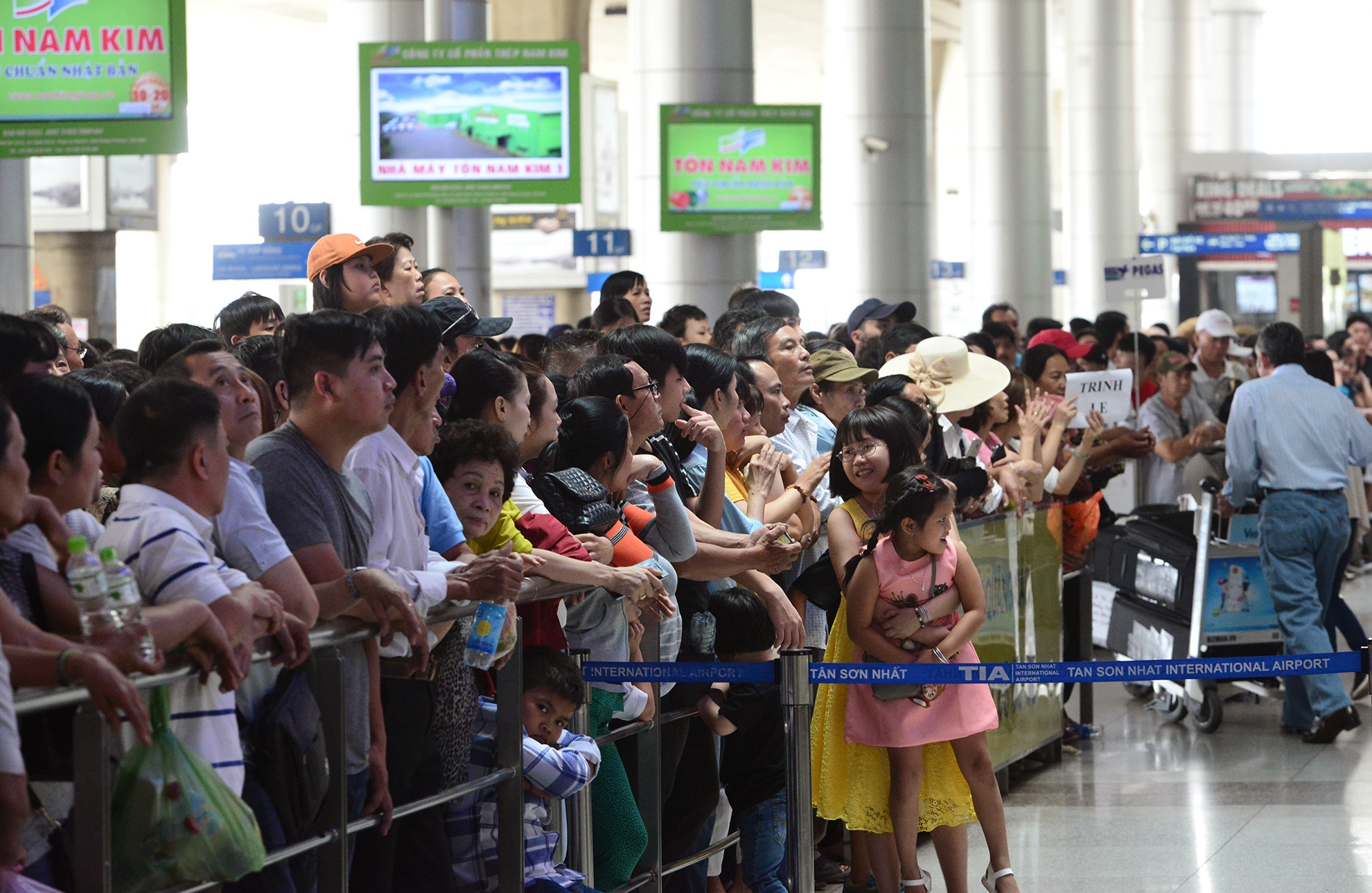 cho don Viet kieu ve an Tet o san bay Tan Son Nhat anh 5
