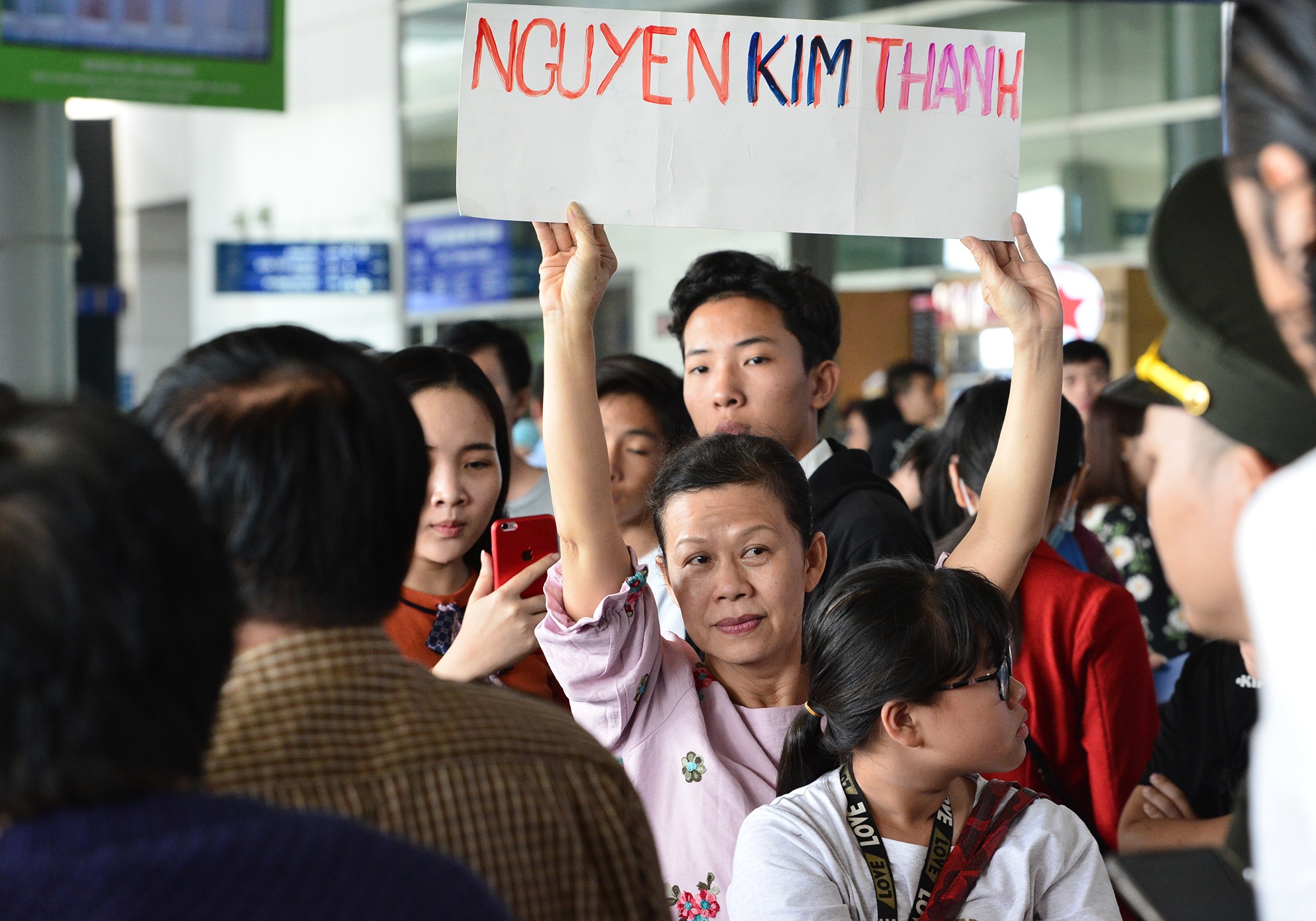 cho don Viet kieu ve an Tet o san bay Tan Son Nhat anh 6