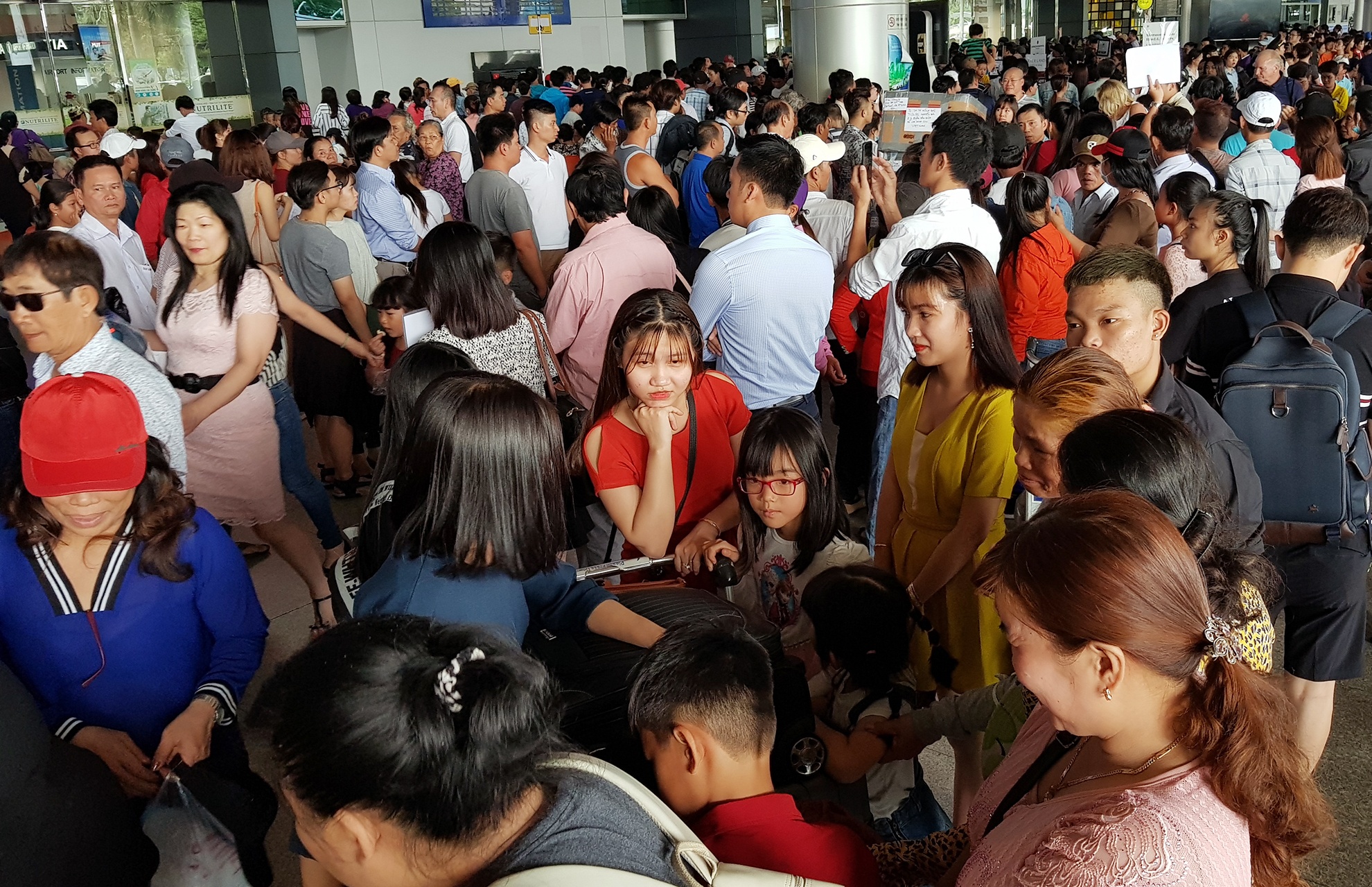 cho don Viet kieu ve an Tet o san bay Tan Son Nhat anh 7