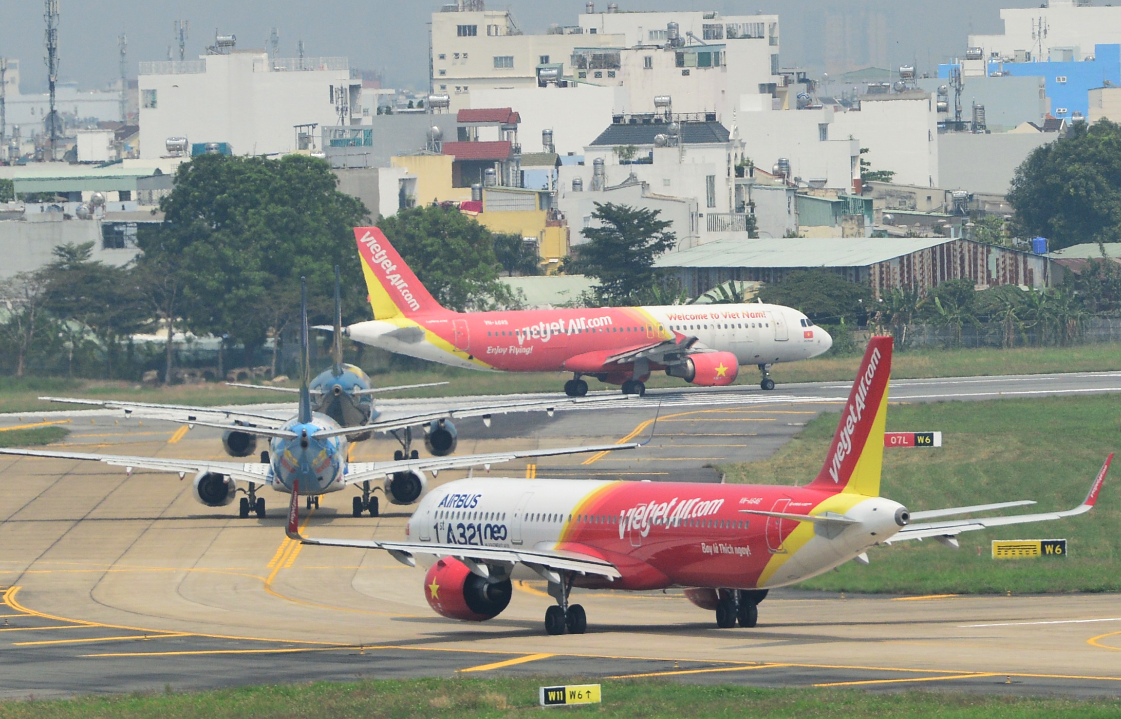 Canh may bay un u cho cat canh o san bay Tan Son Nhat hinh anh