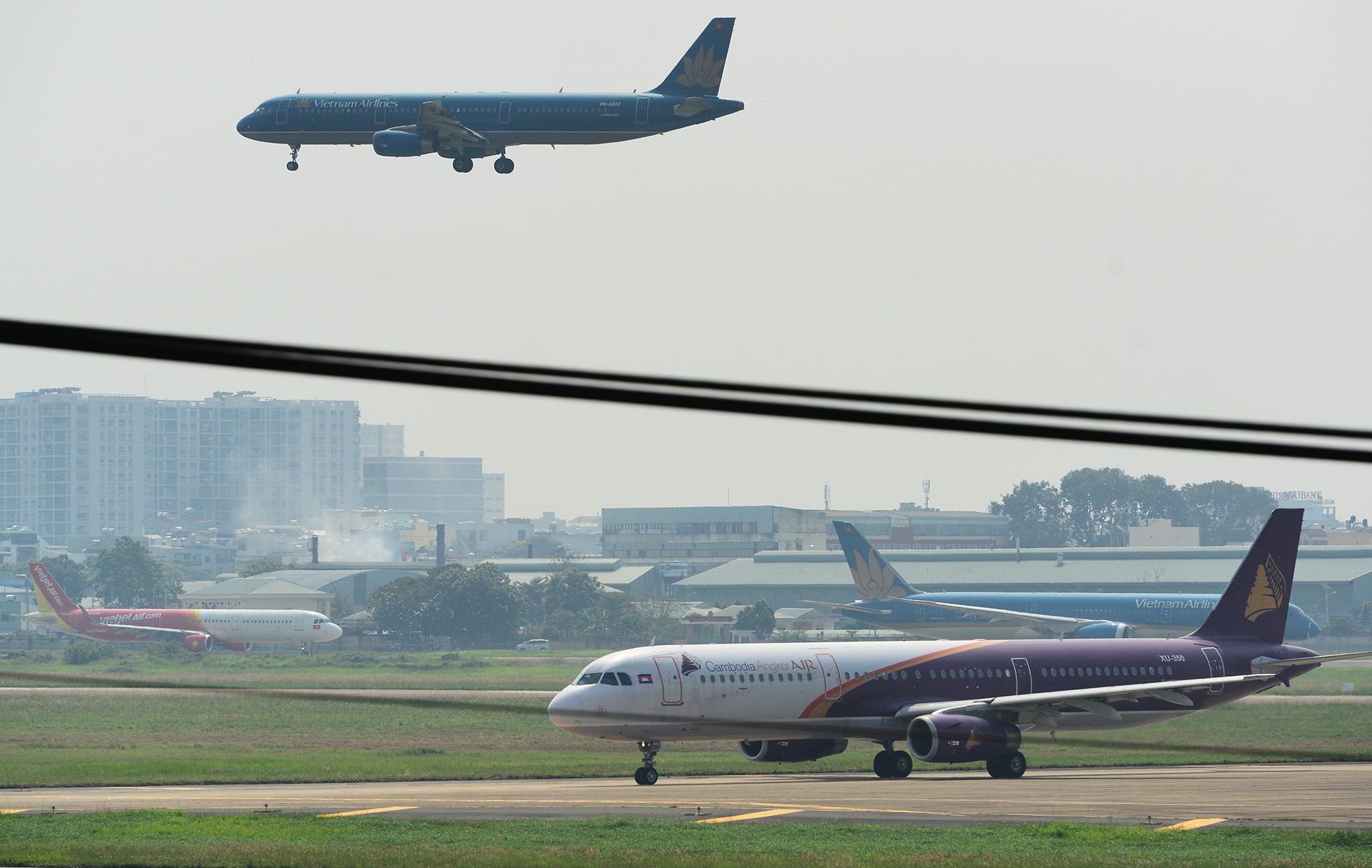 Canh may bay xep hang cho cat canh o san bay Tan Son Nhat dip Tet hinh anh