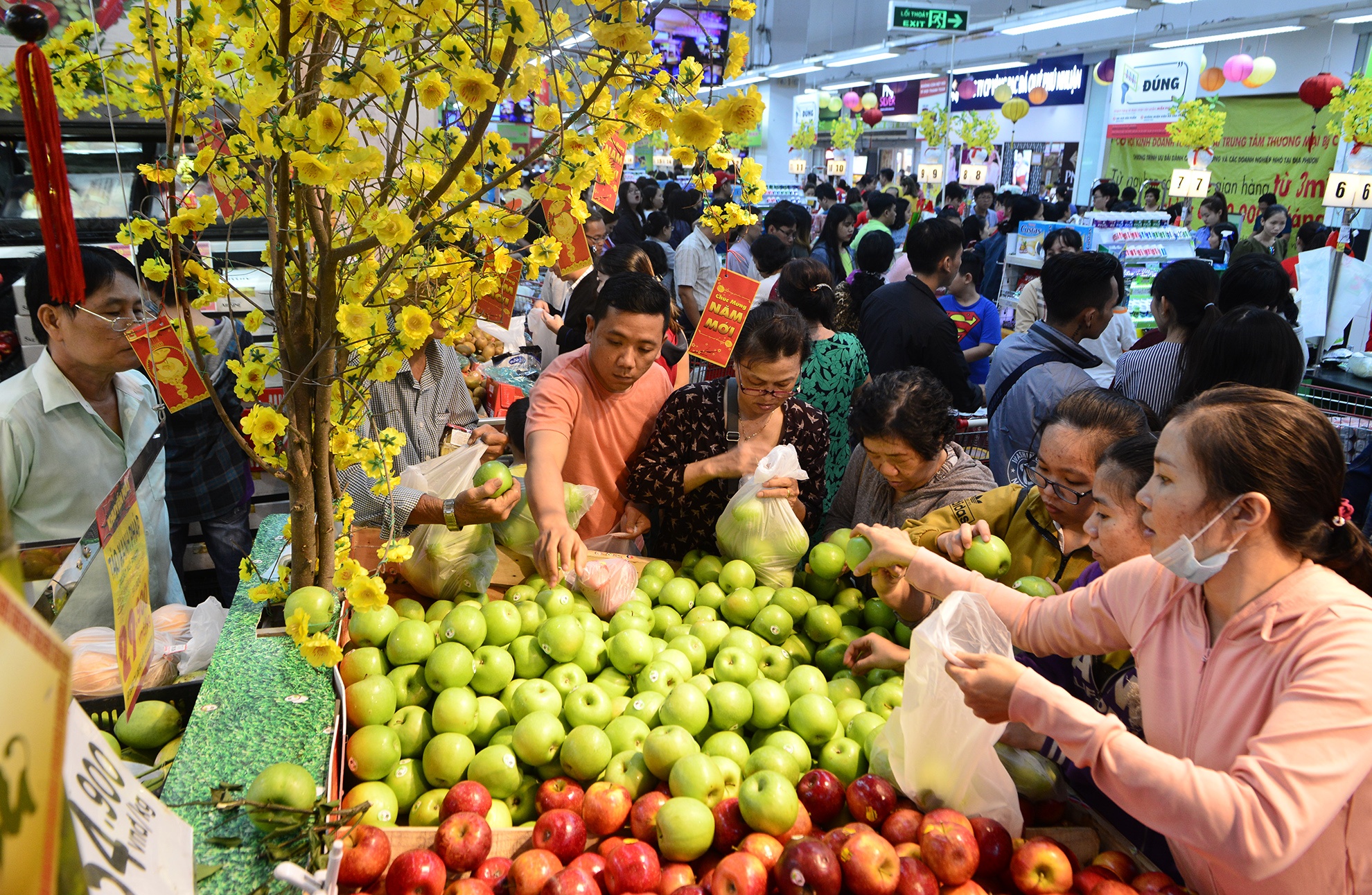 cho thanh toan khi mua sam Tet o Sai Gon anh 13