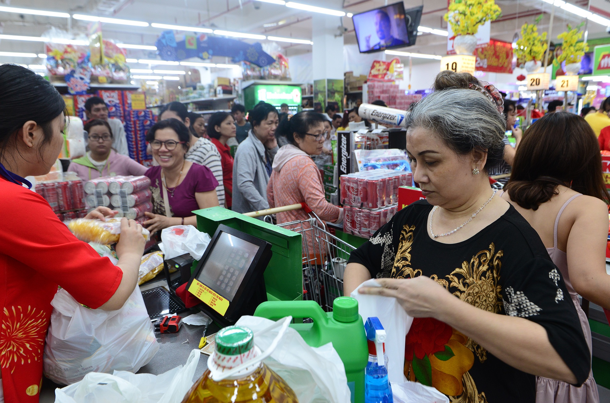 cho thanh toan khi mua sam Tet o Sai Gon anh 2