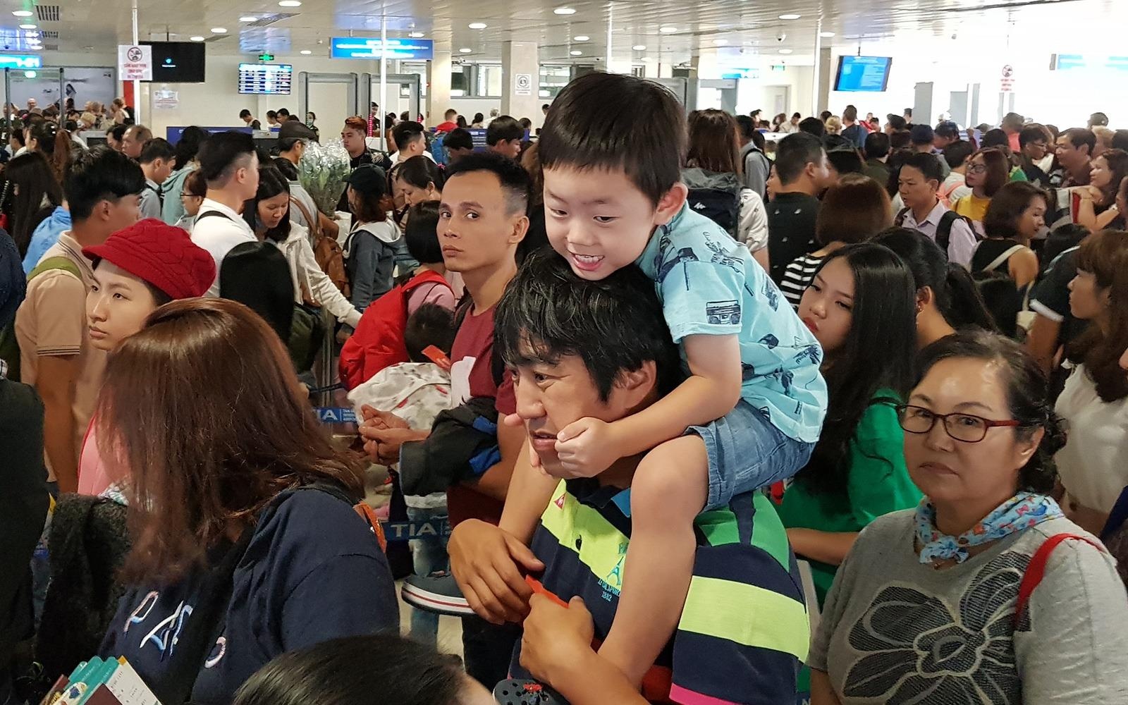 Canh dong duc o san bay Tan Son Nhat ngay cuoi nam hinh anh