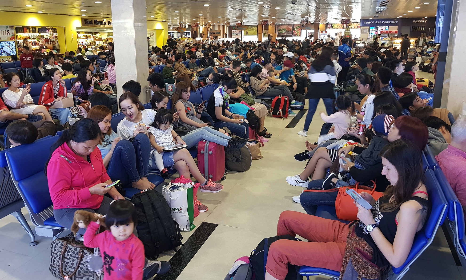 canh dong duc o san bay Tan Son Nhat ngay can Tet anh 12