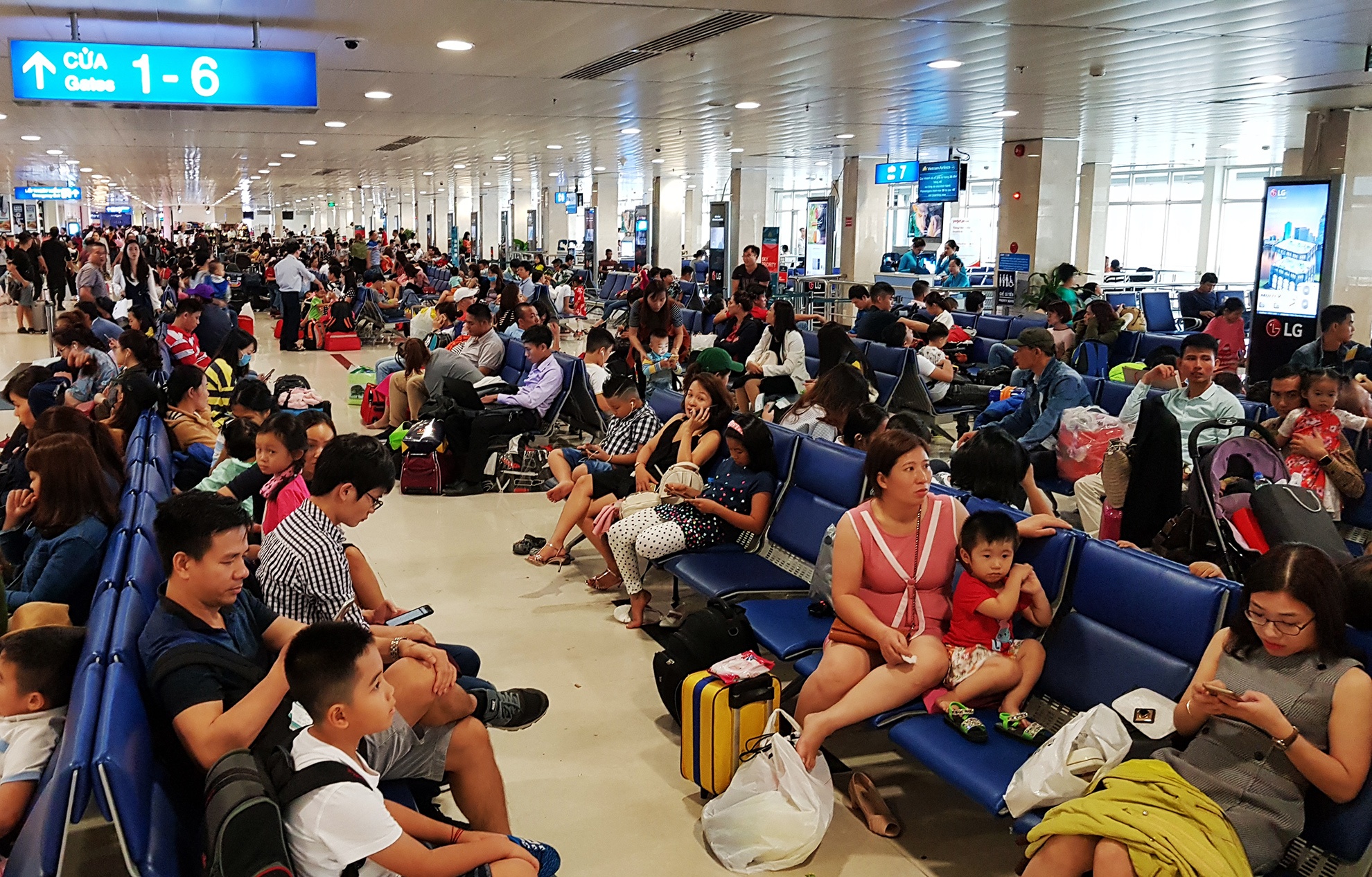 canh dong duc o san bay Tan Son Nhat ngay can Tet anh 13