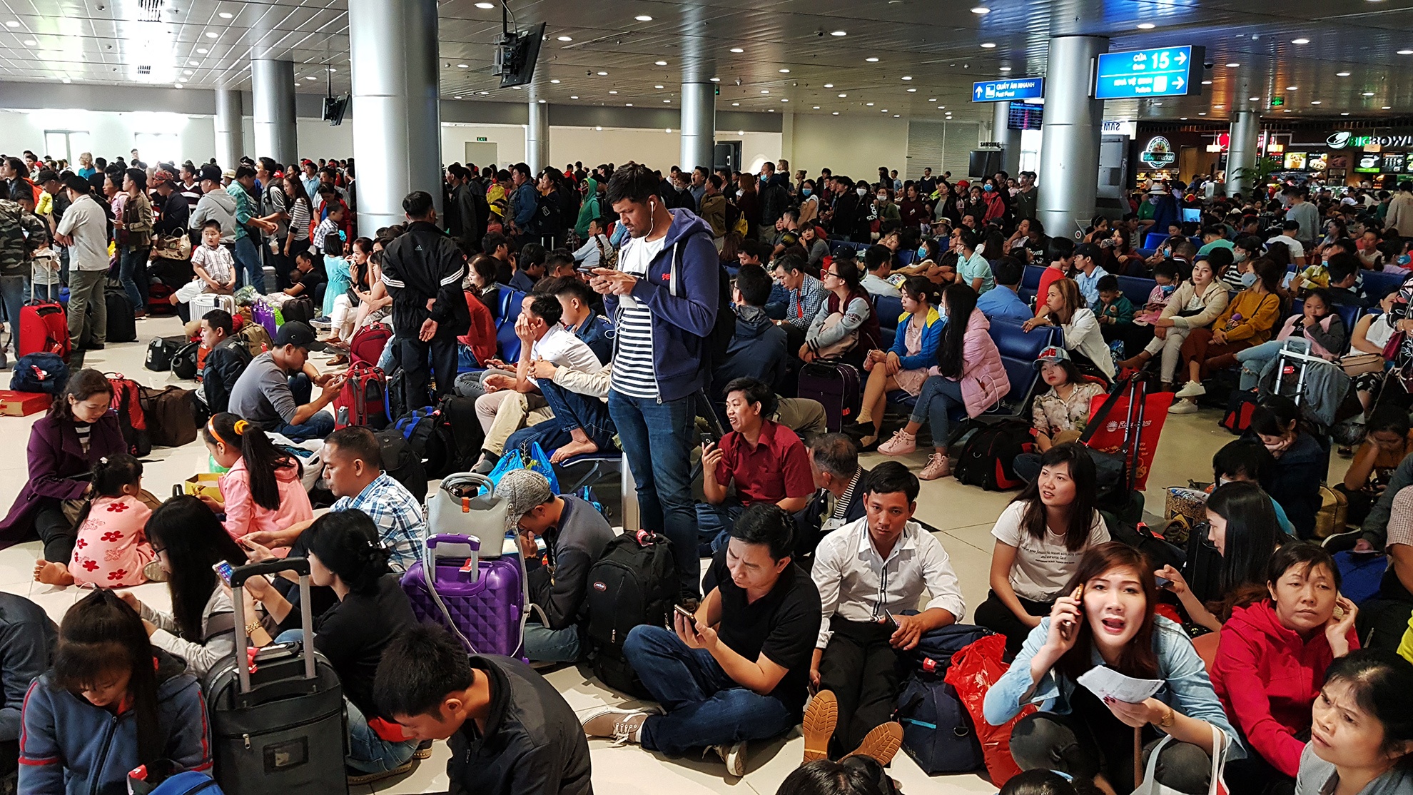 canh dong duc o san bay Tan Son Nhat ngay can Tet anh 14