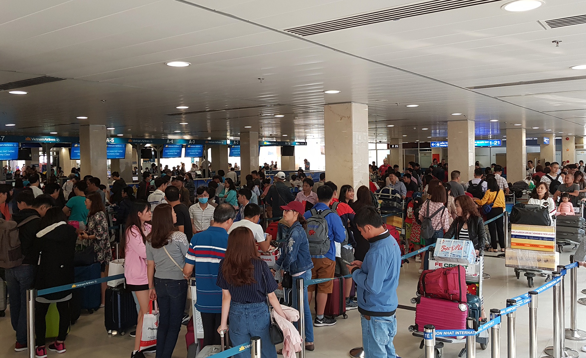 canh dong duc o san bay Tan Son Nhat ngay can Tet anh 1