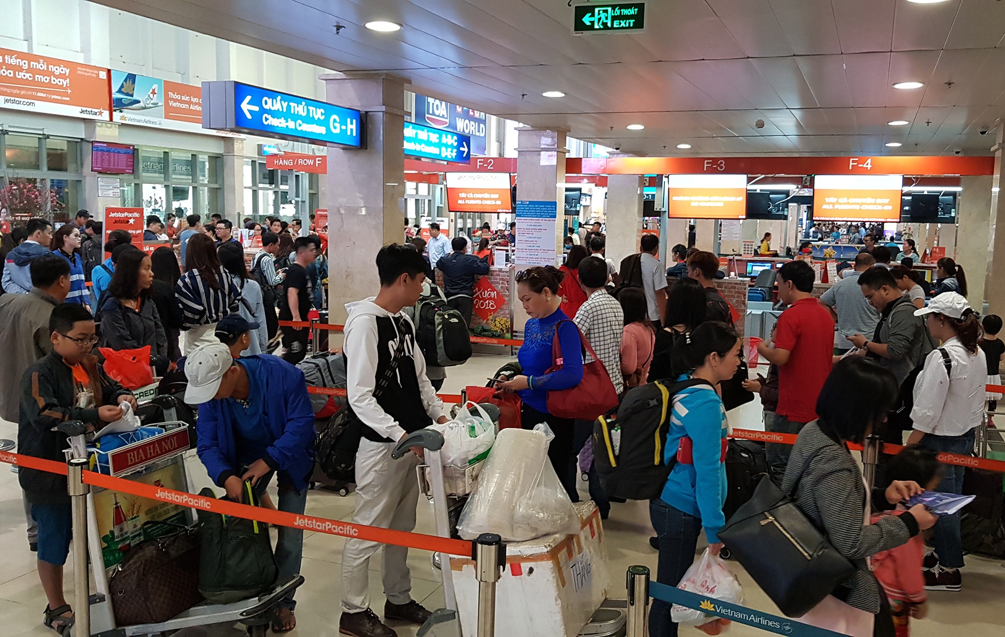 canh dong duc o san bay Tan Son Nhat ngay can Tet anh 2