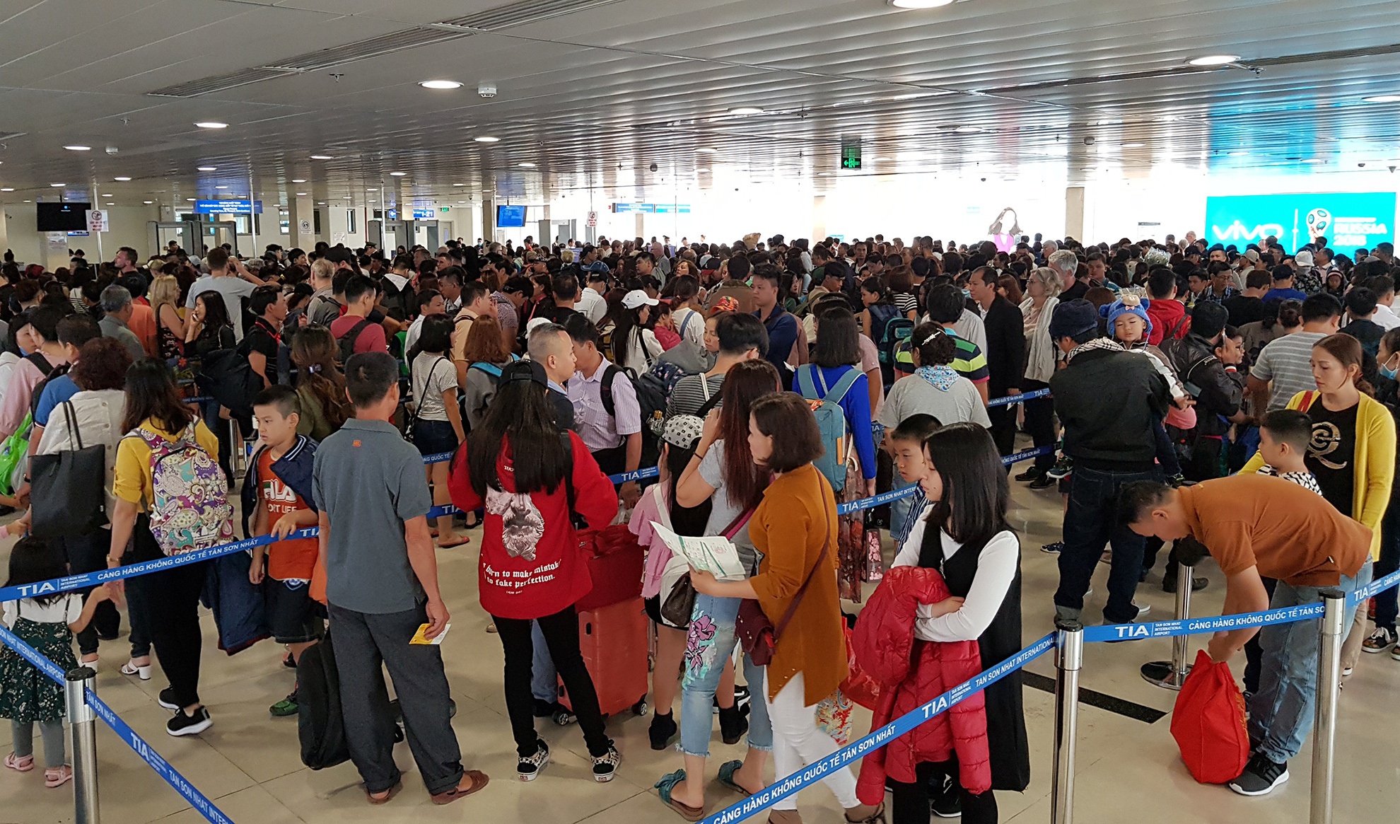 canh dong duc o san bay Tan Son Nhat ngay can Tet anh 4