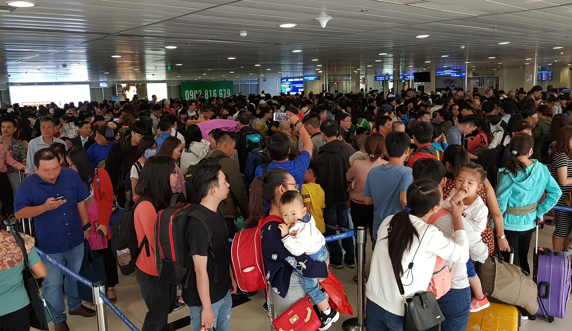 canh dong duc o san bay Tan Son Nhat ngay can Tet anh 5