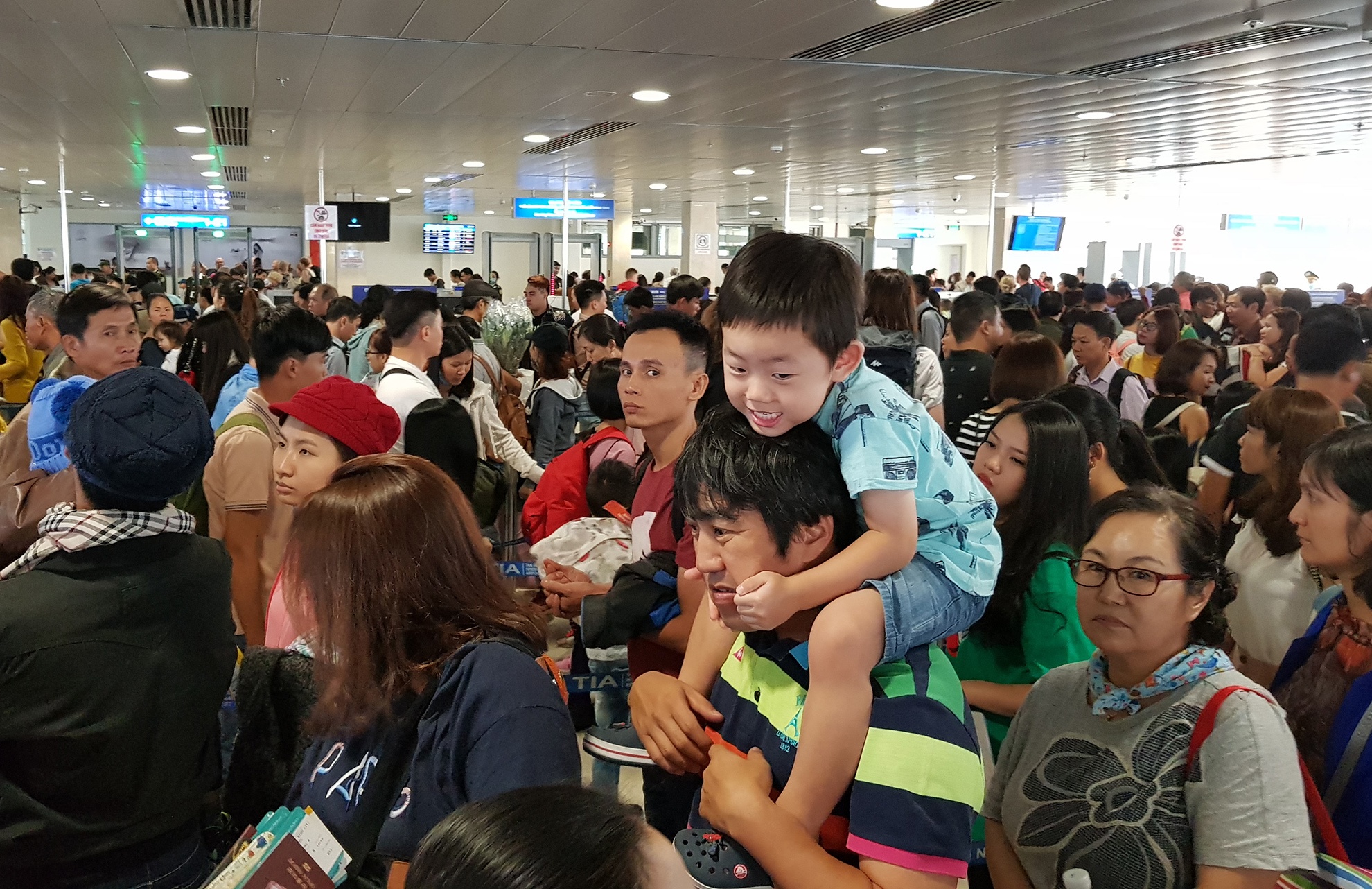 canh dong duc o san bay Tan Son Nhat ngay can Tet anh 6