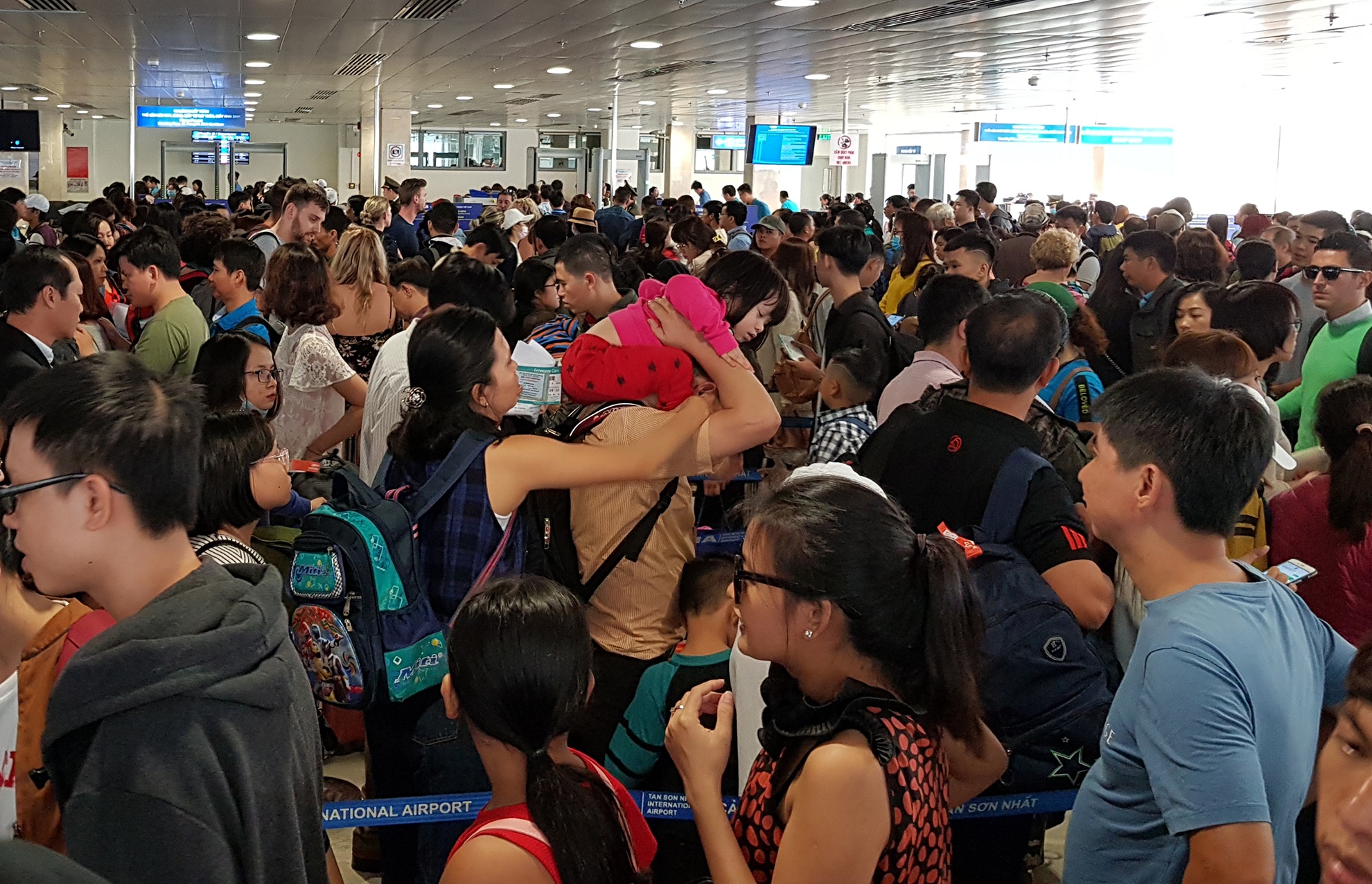 canh dong duc o san bay Tan Son Nhat ngay can Tet anh 7