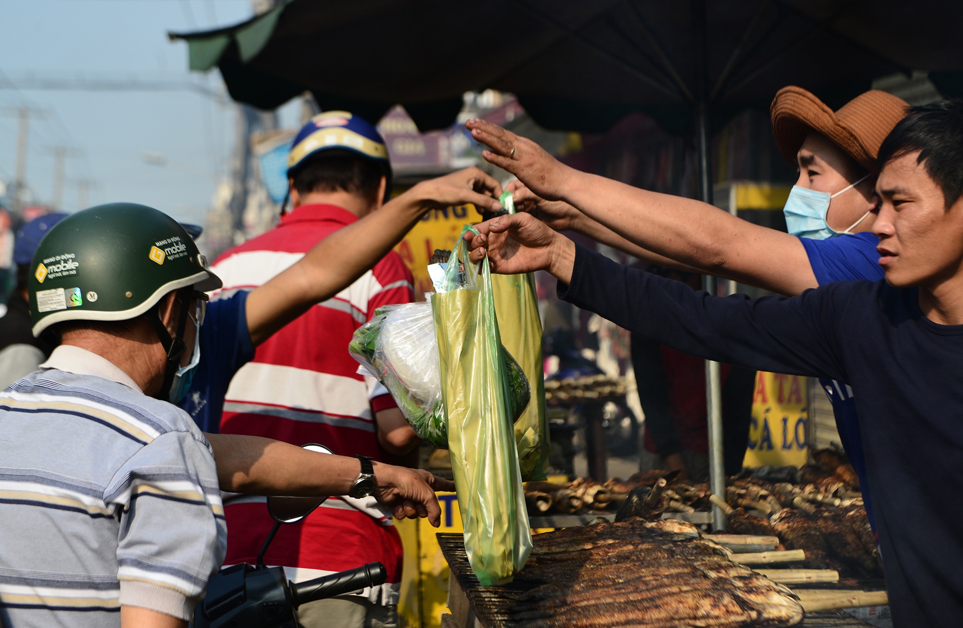 Nhon nhip mua ban o 'pho ca loc nuong' Sai Gon hinh anh