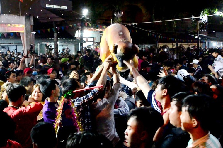 Xo do hang rao, gianh do cung le hoi giua dem hinh anh