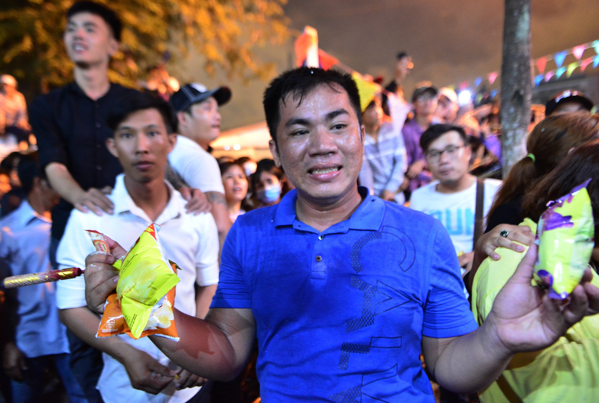 tranh do cung giua dem o mien Tay anh 10