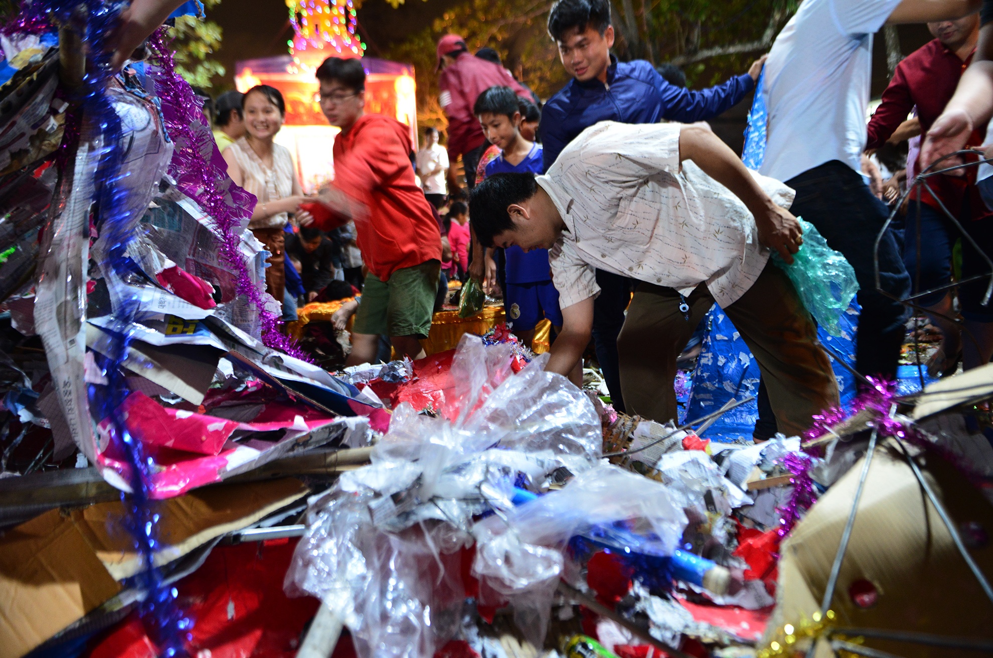 tranh do cung giua dem o mien Tay anh 14